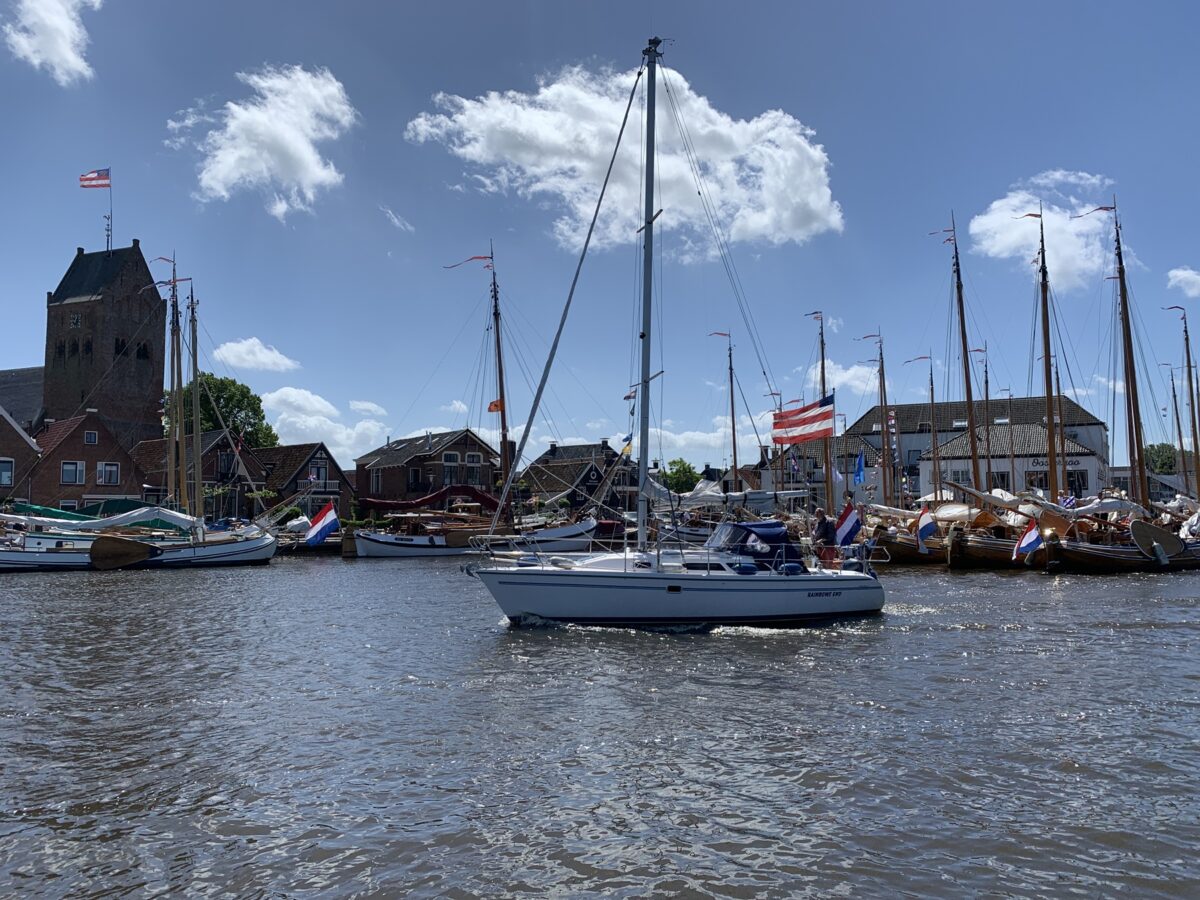 Een zeilbootje in de jachthaven van het dorpje Grou
