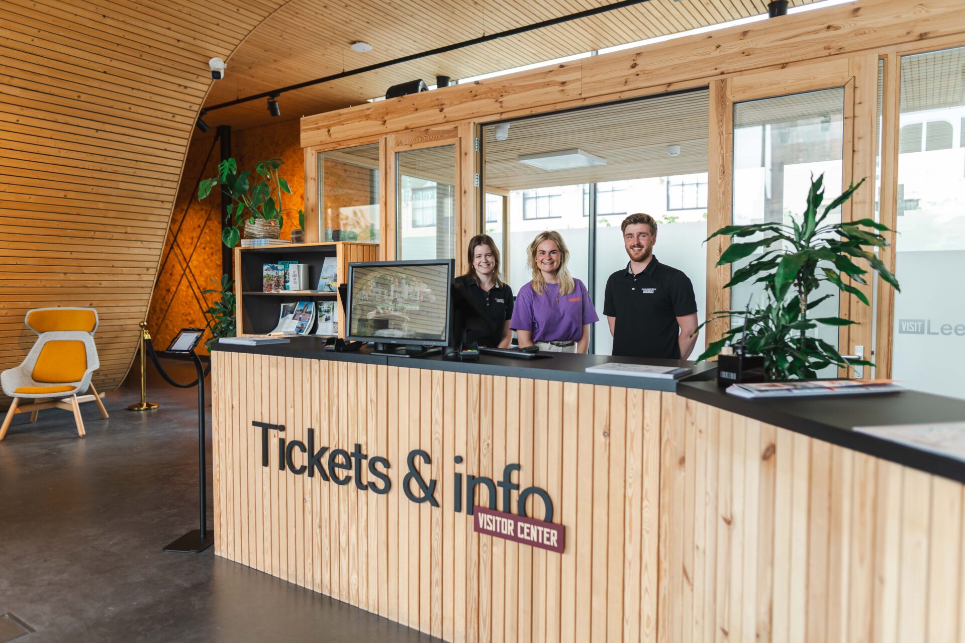 De balie in het Visitor Center van Leeuwarden met 3 medewerkers