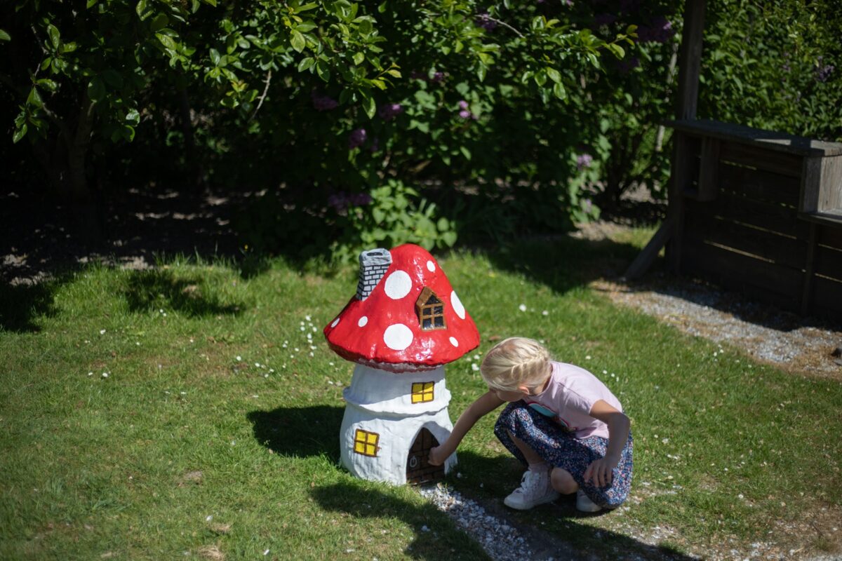 Een spelend kind op de kinderboerderij