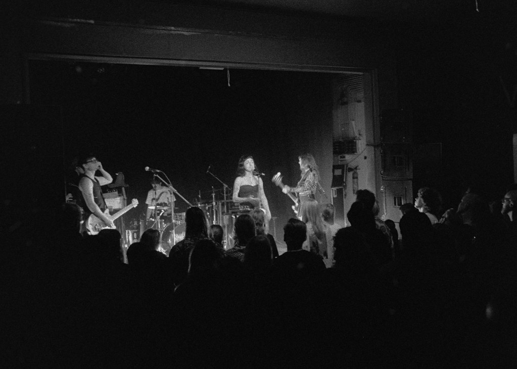 zwart-wit foto van een concert in de Beatriks in De Blokhuispoort