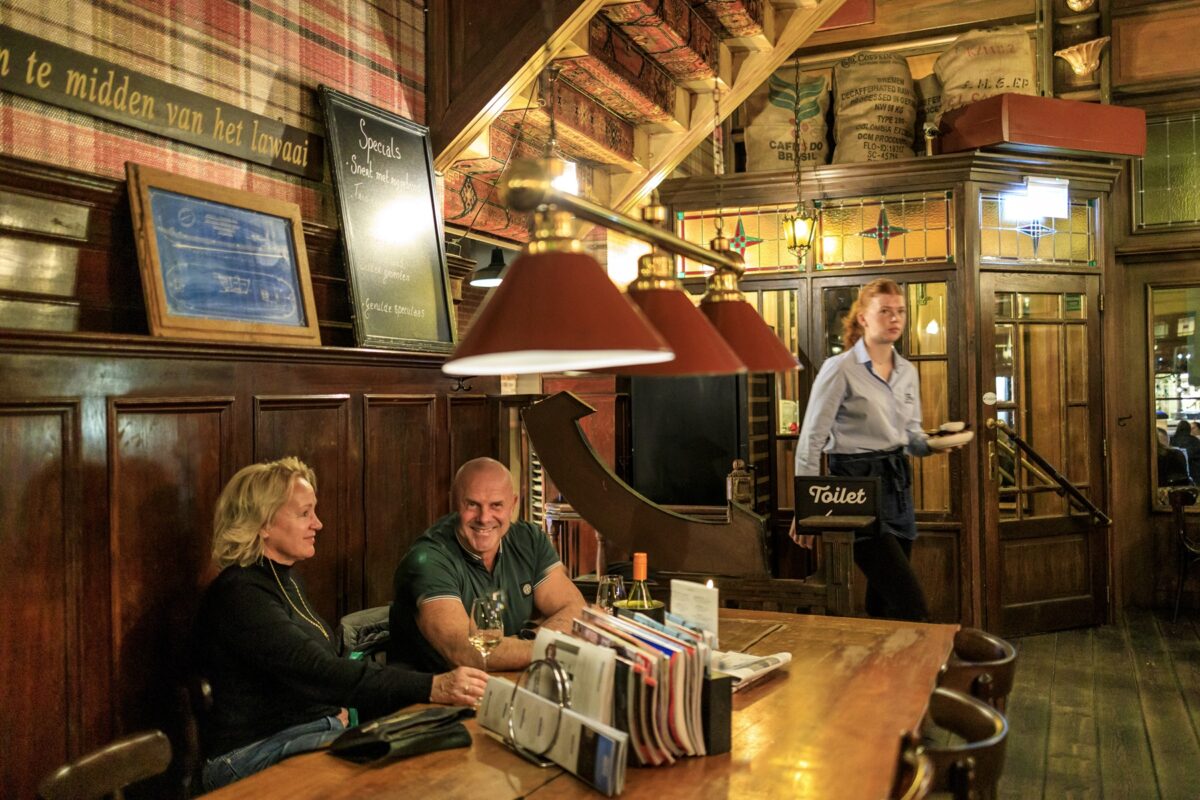 Twee mensen in Fire Café Restaurant in Leeuwarden