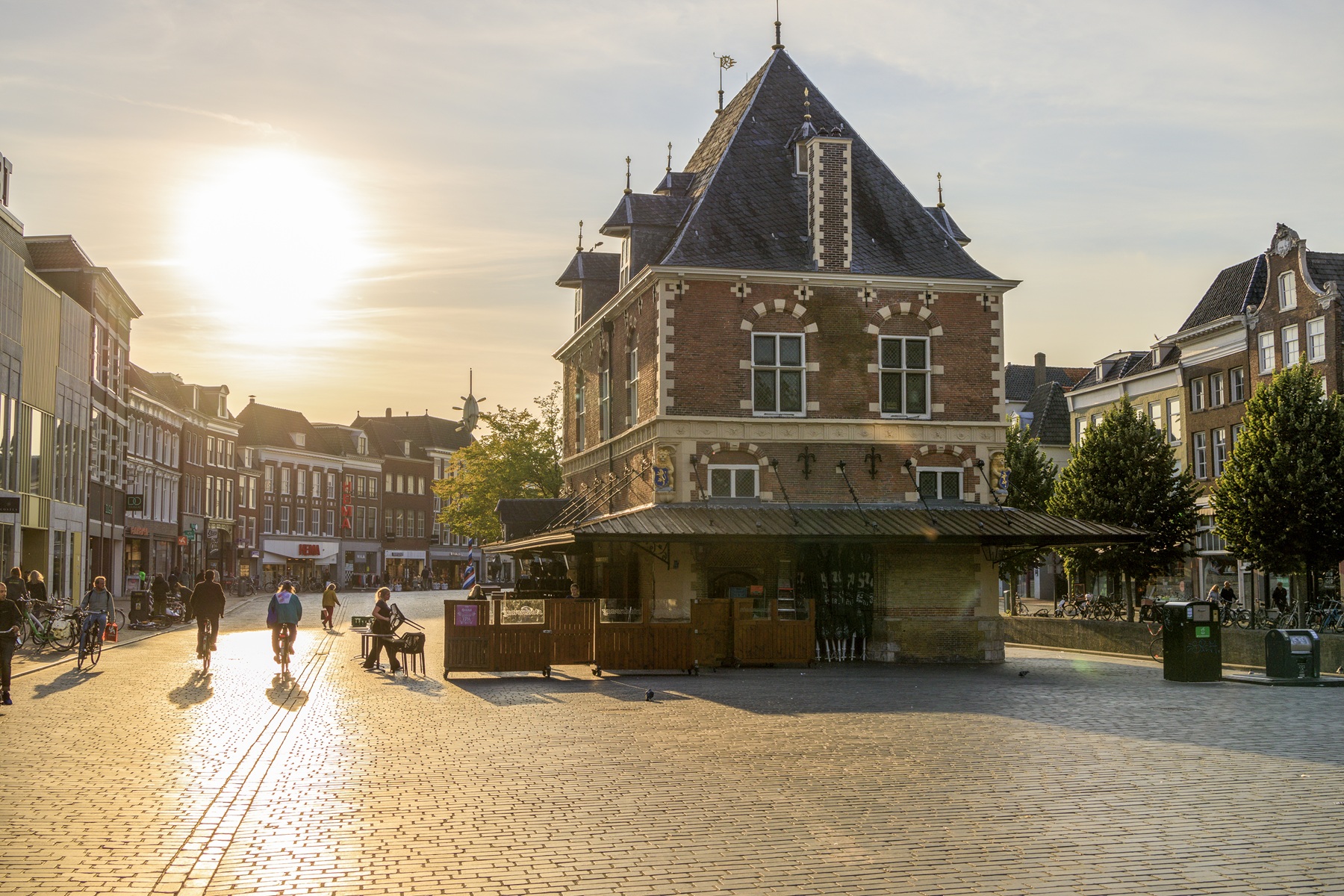 De Waag de Leeuwarden op de Nieuwestad tijdens de zonsondergang