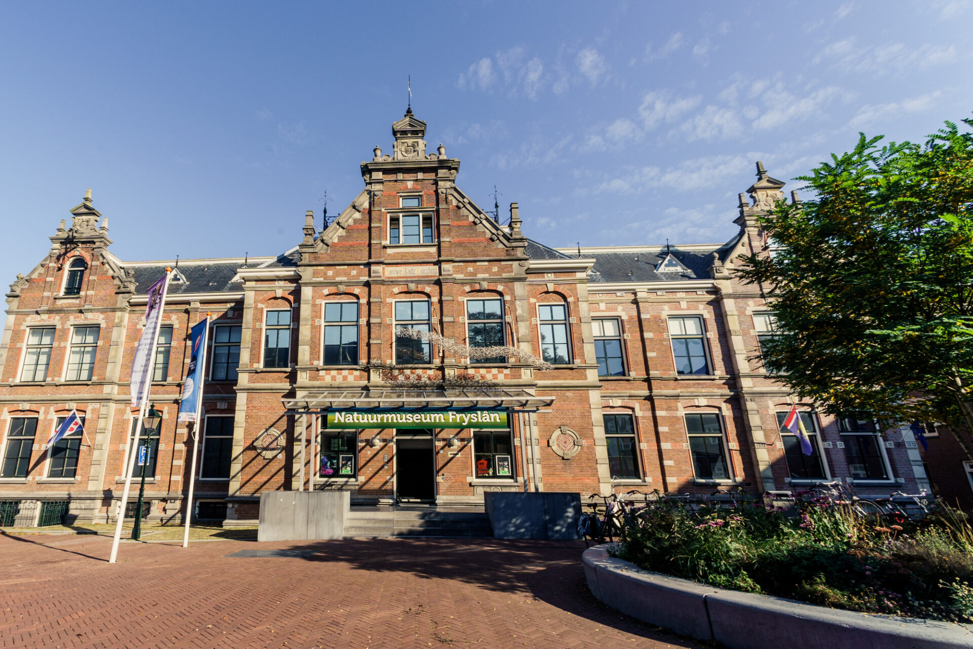 vooraanzicht van het natuurmuseum Fryslân