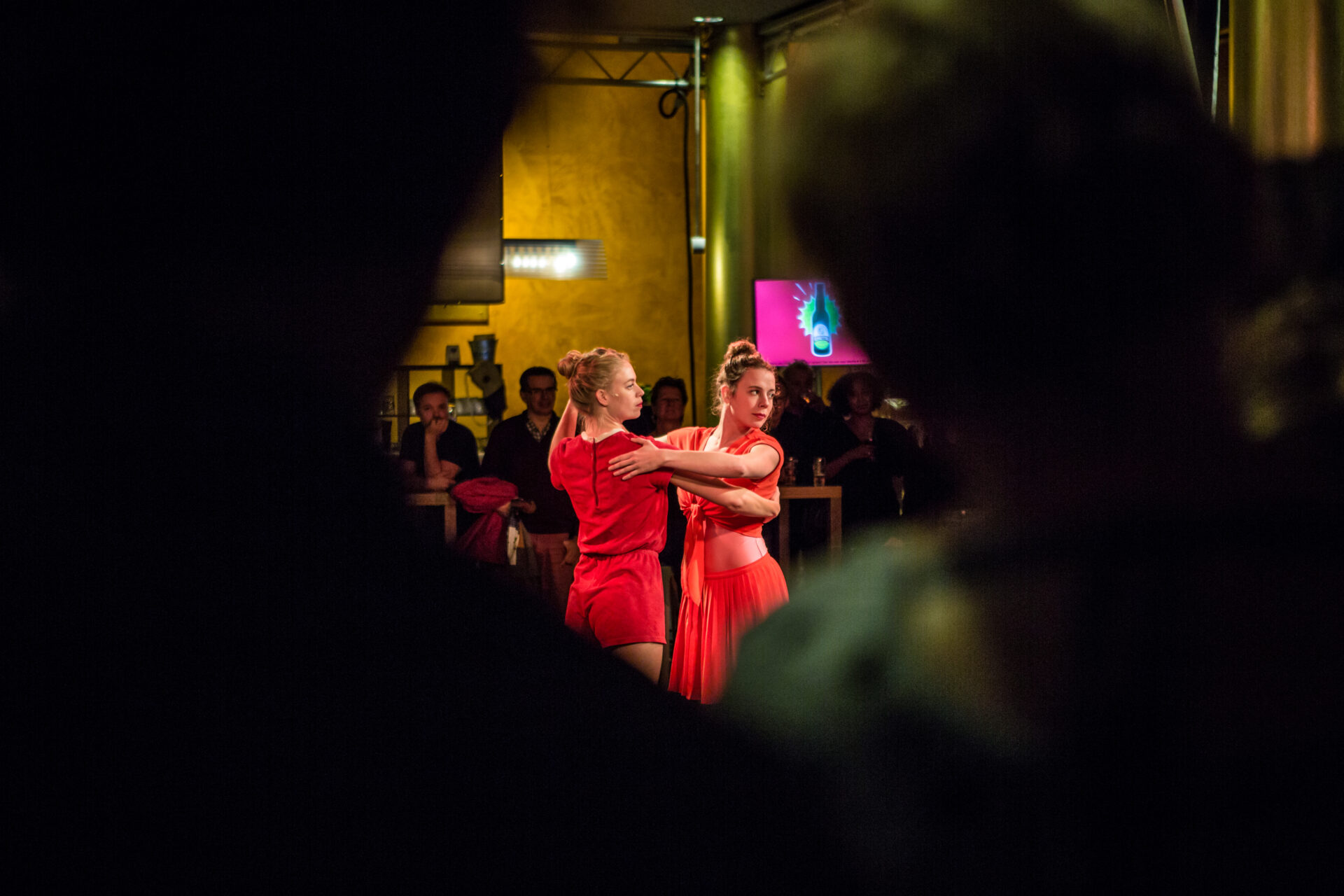 Twee dansers tijdens een voorstelling in Stadsschouwburg de Harmonie