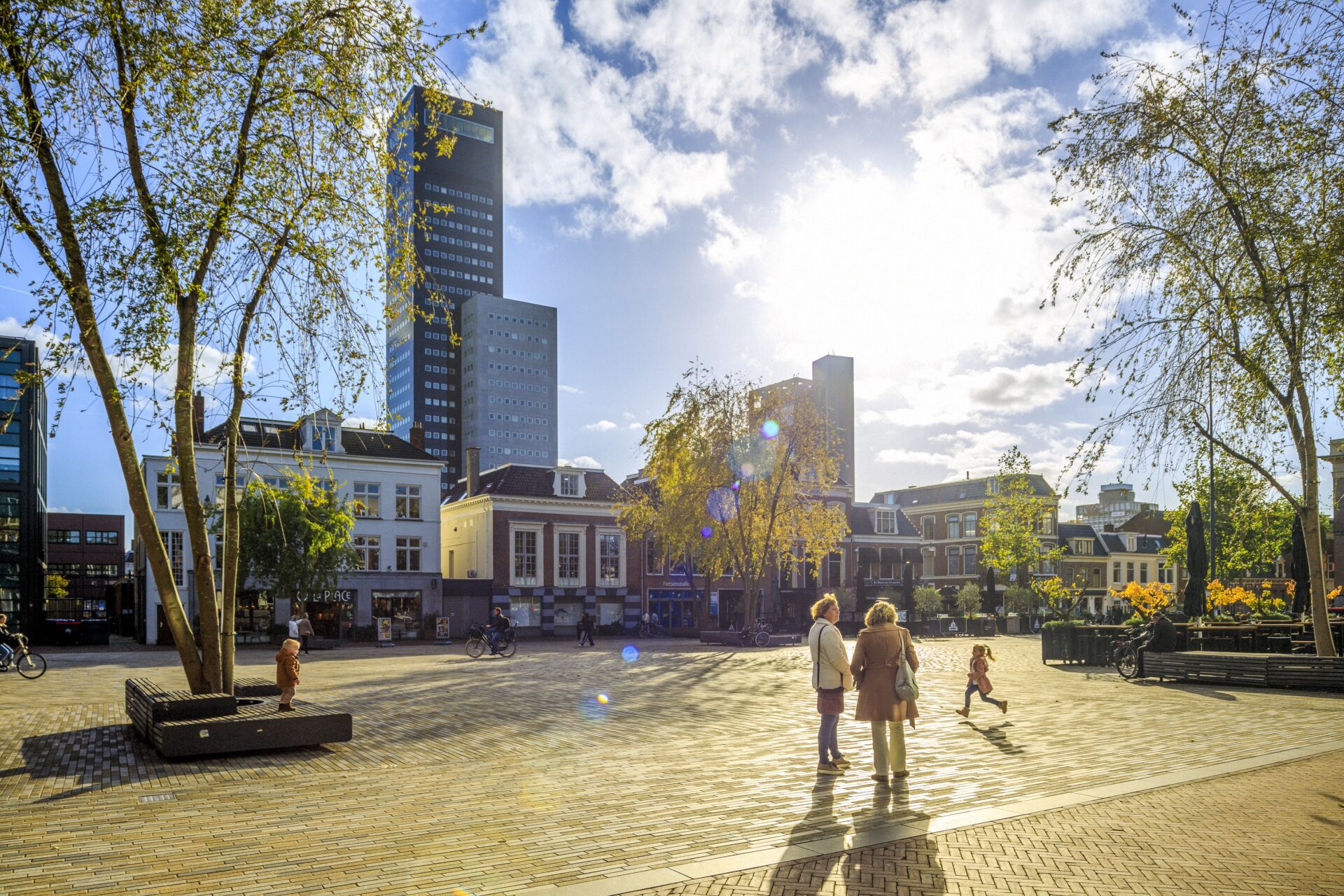 foto van het Wilhelminaplein in Leeuwarden met ondergaande zon en de achmeatoren op de achtergrond