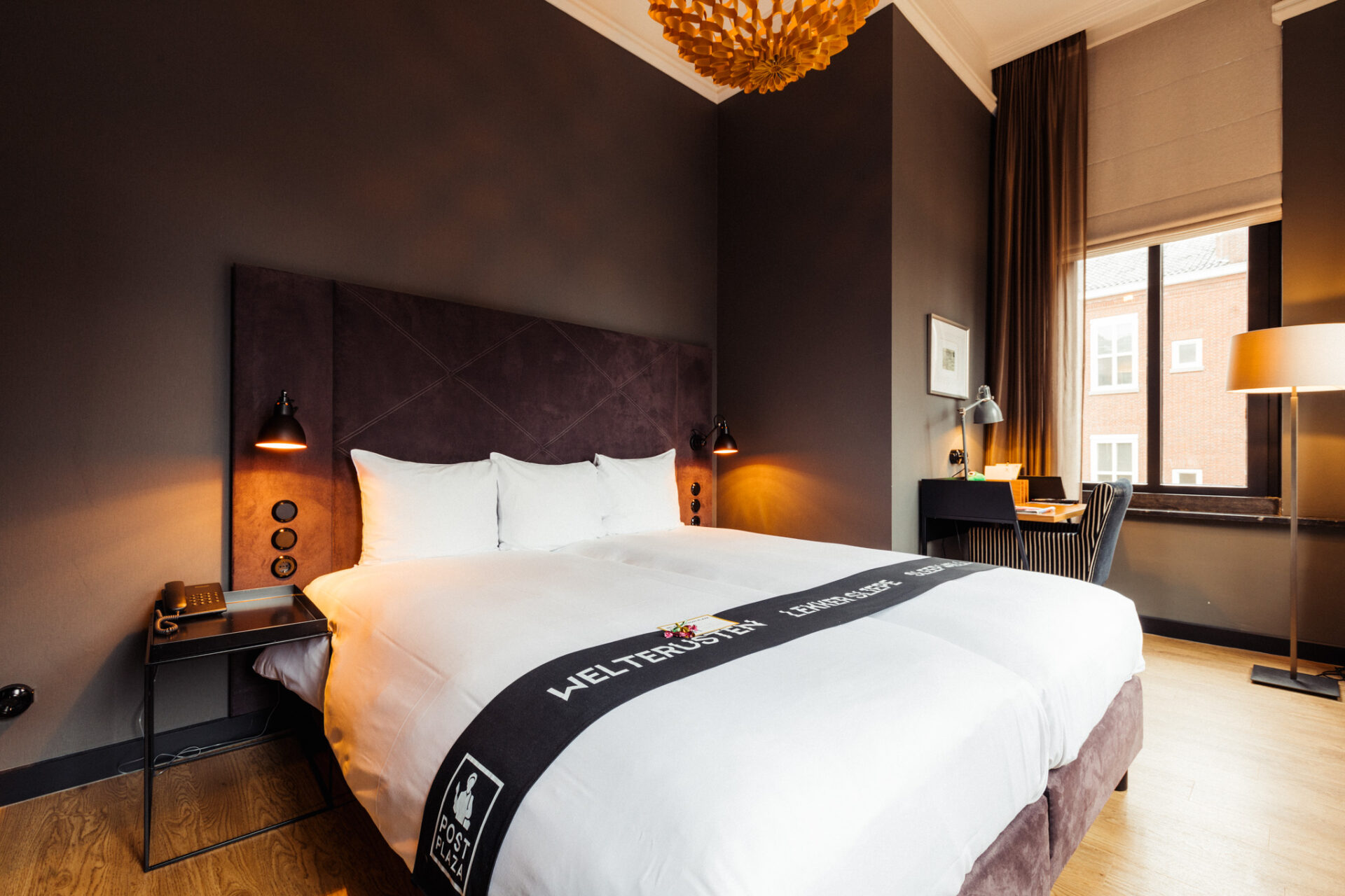 Een kamer met bed in hotel PostPlaza in Leeuwarden