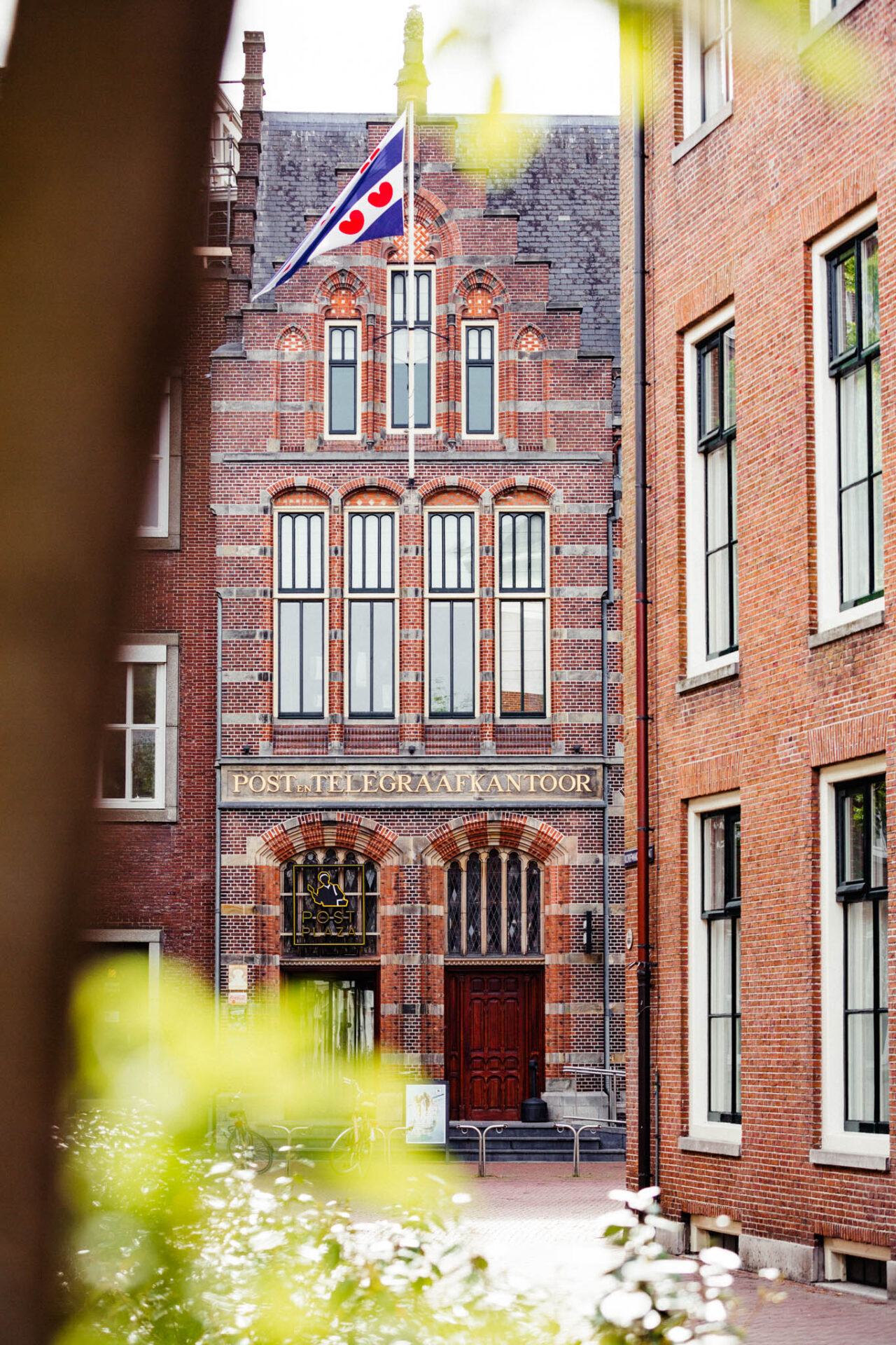 Post-Plaza oud postkantoor gebouw de buitenkant in een steegje mooi zomers licht