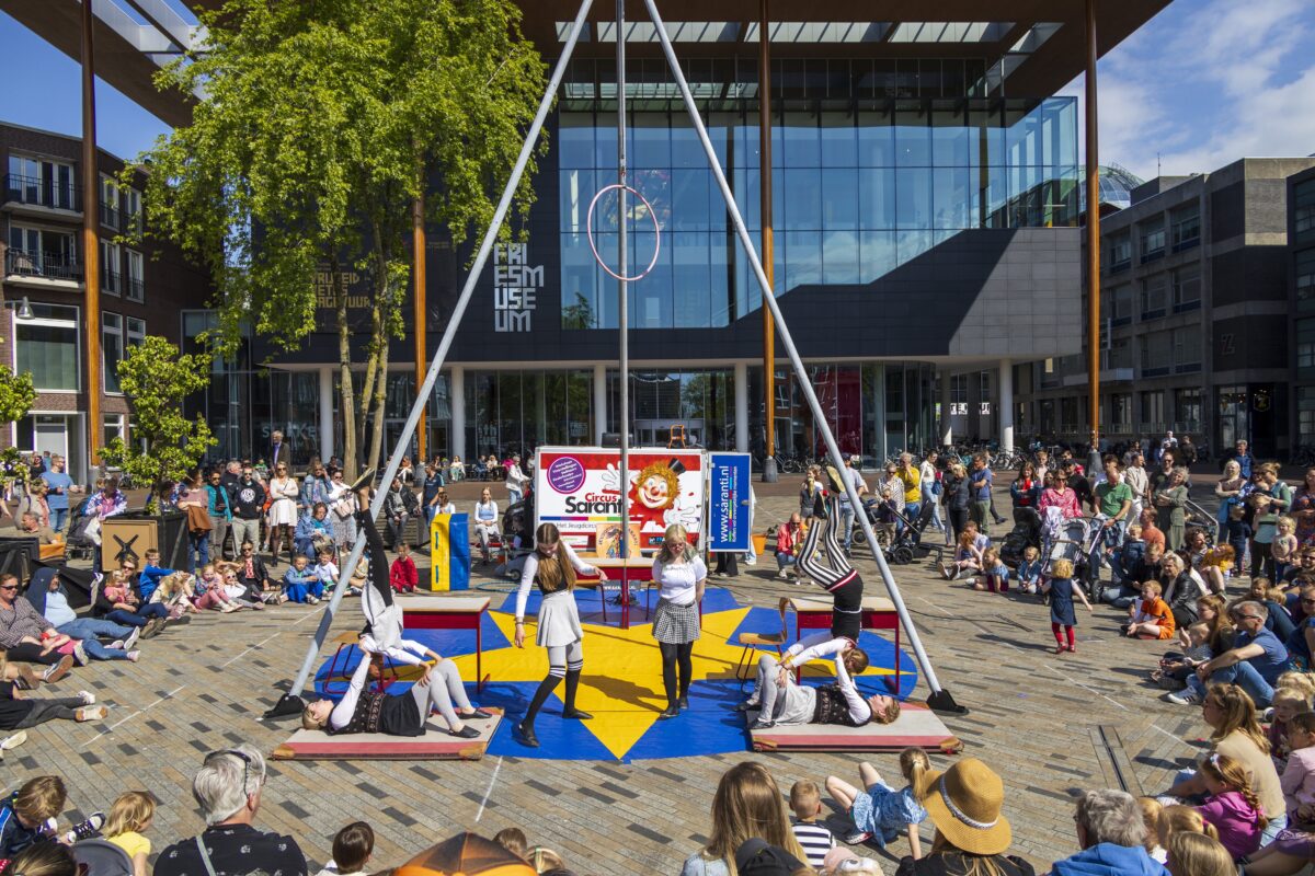 Een optreden van een theatergezelschap in Leeuwarden