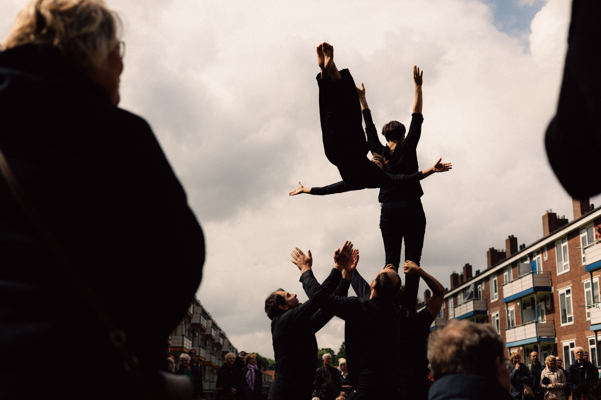 Een groepje acrobaten voert een opvoering uit in Leeuwarden