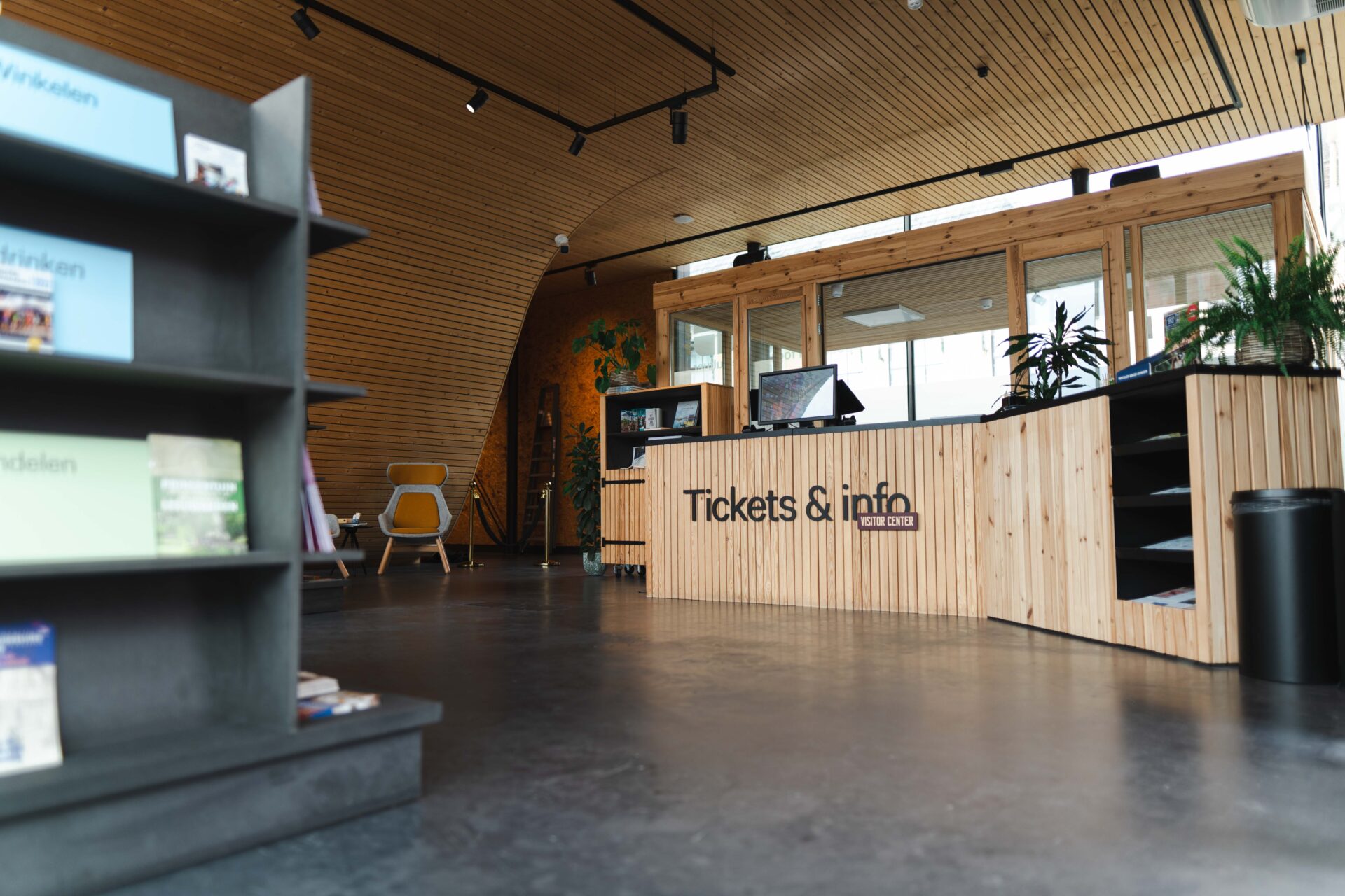 Het Visitor Center waarbij je de balie goed ziet waarbij er staat 'tickets en info'