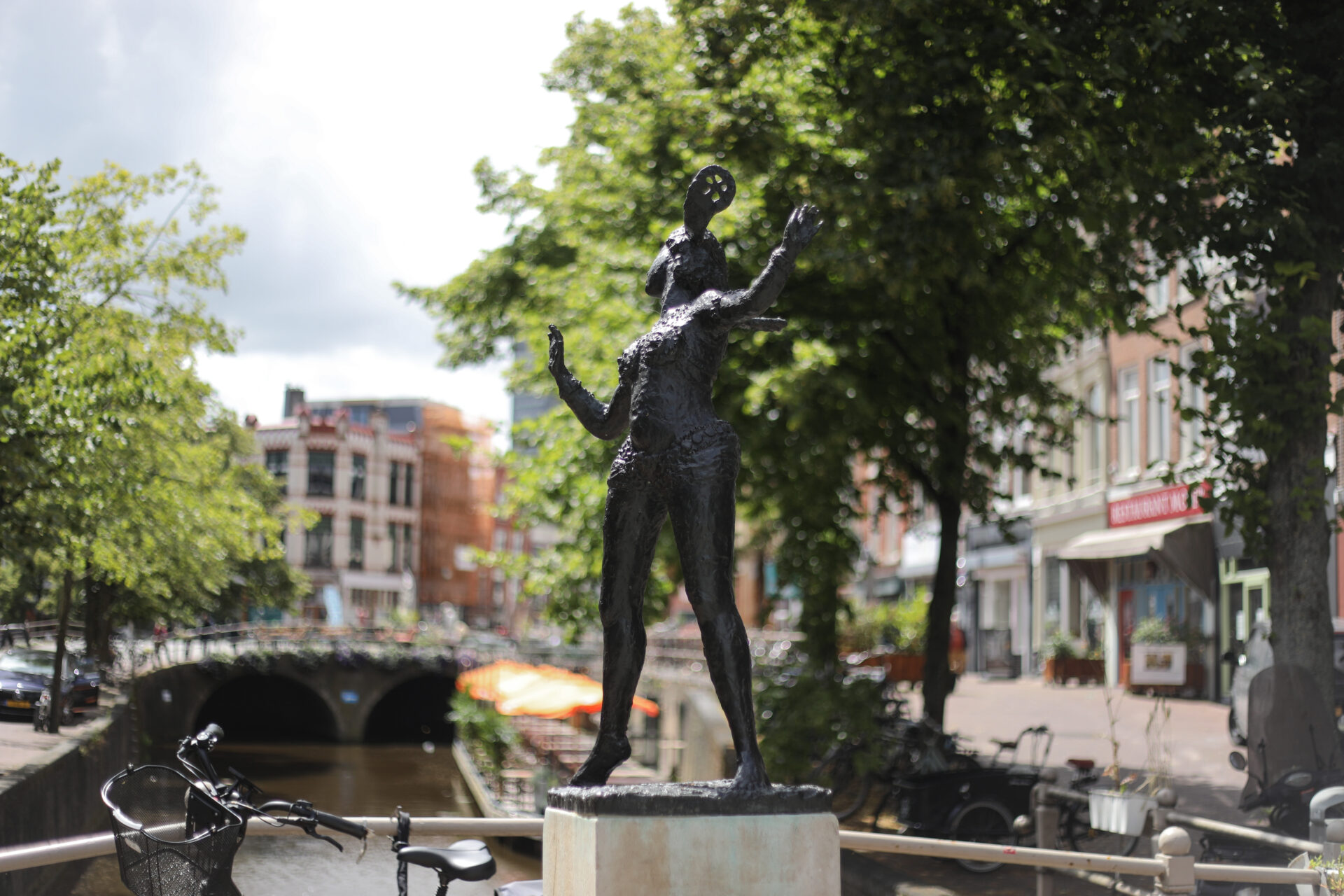 Een bronzen beeldje van Mata Hari op de Kelders in Leeuwarden