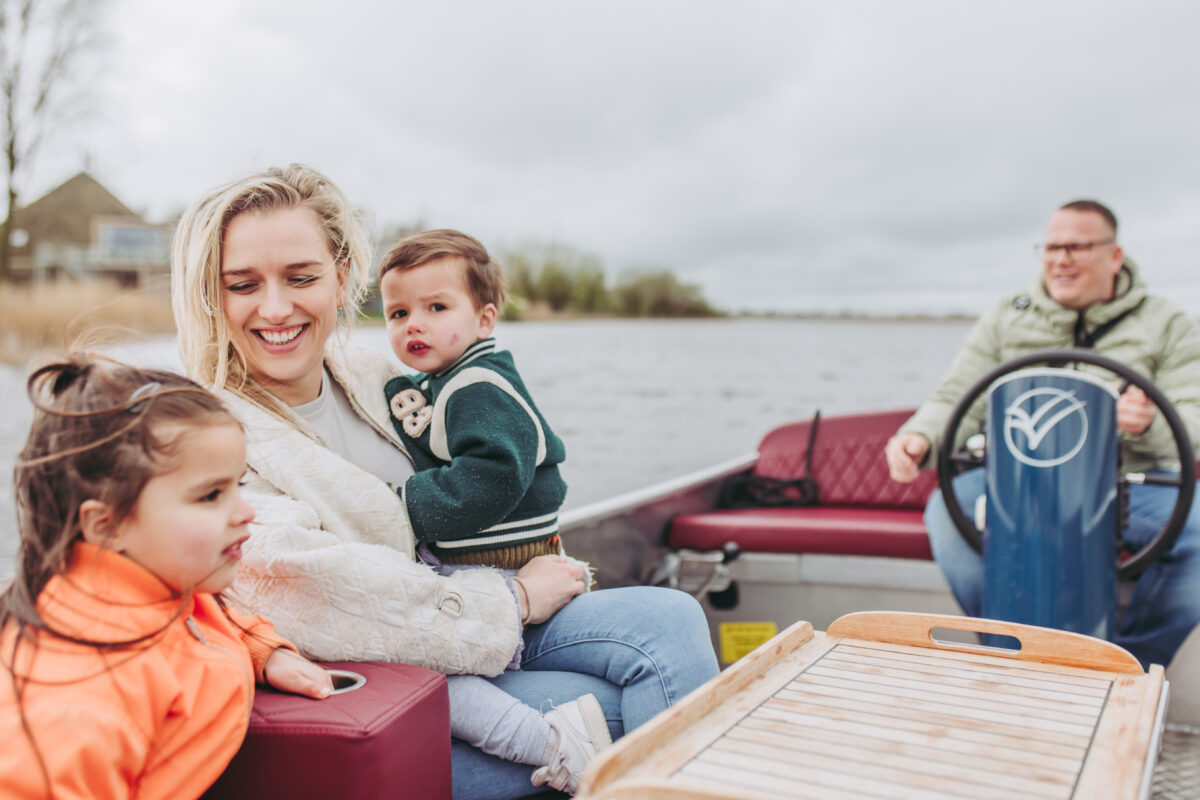 Bootje varen met kids, Buuten Leeuwarden, bootverhuur Bonkevaart