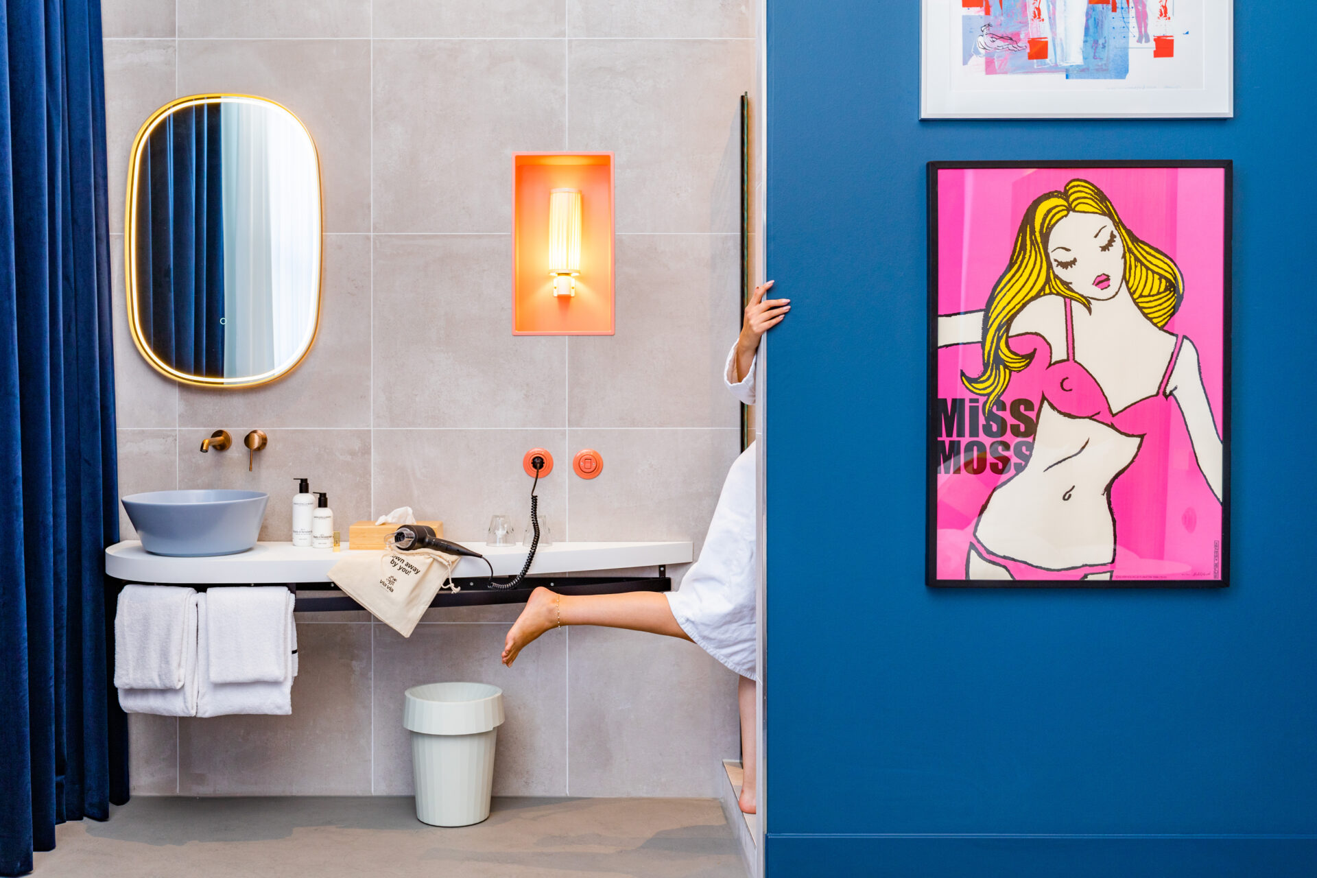 Hotel Vie Via badkamer van de hotelkamer met een vrouw die zich verstopt in de badkamer