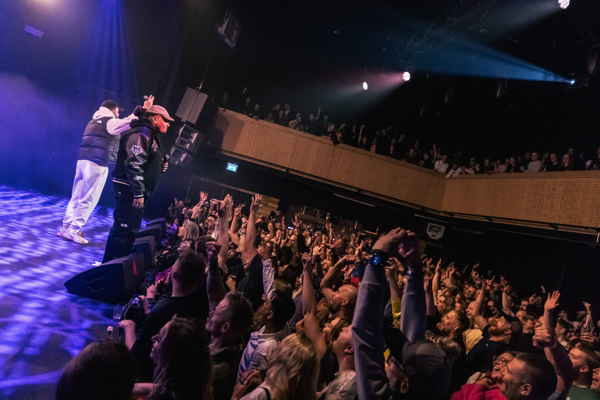 De muziekant Fresku staat op het podium voor een volle zaal in de Neushoorn in Leeuwarden