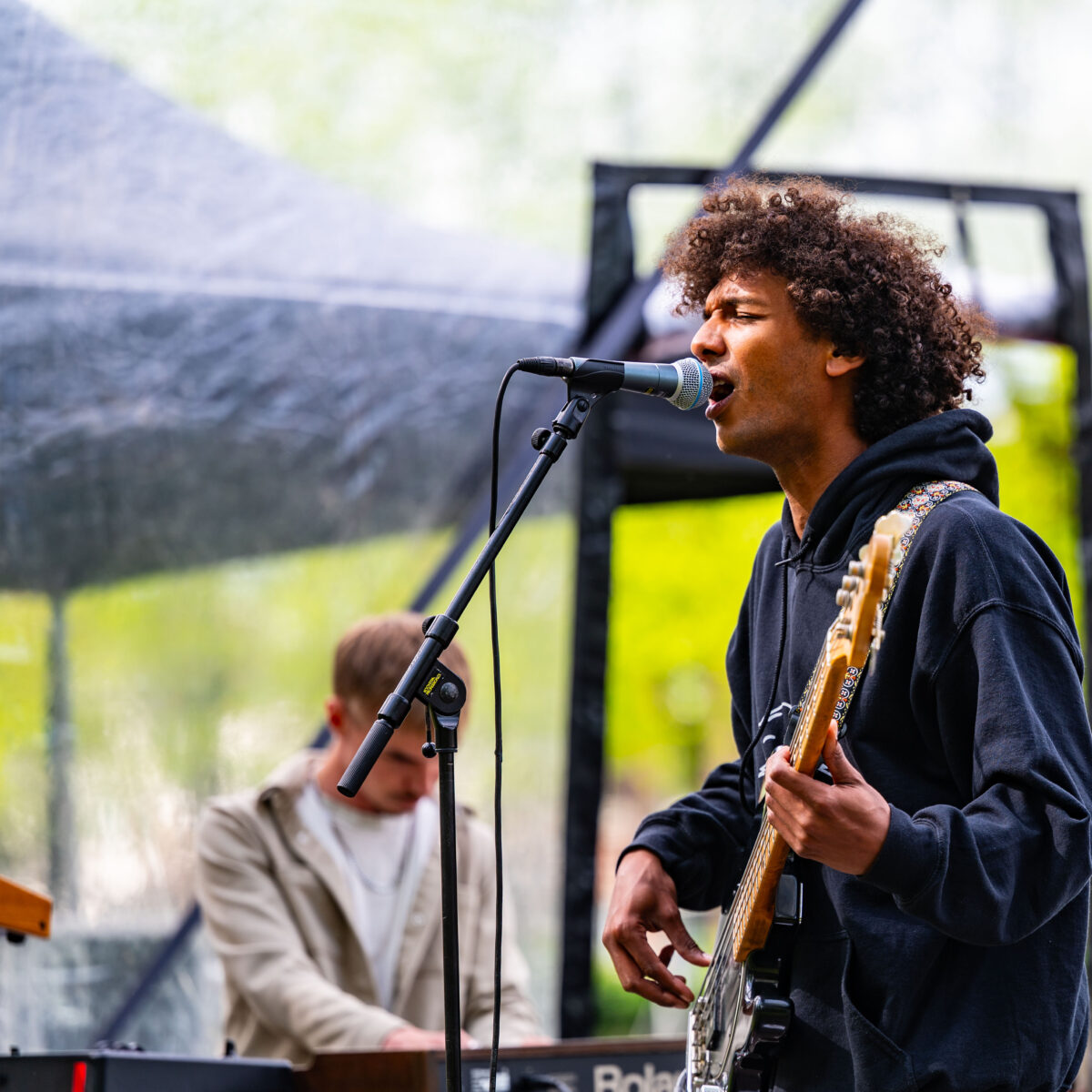 Jonge muzikant tijdens een optreden