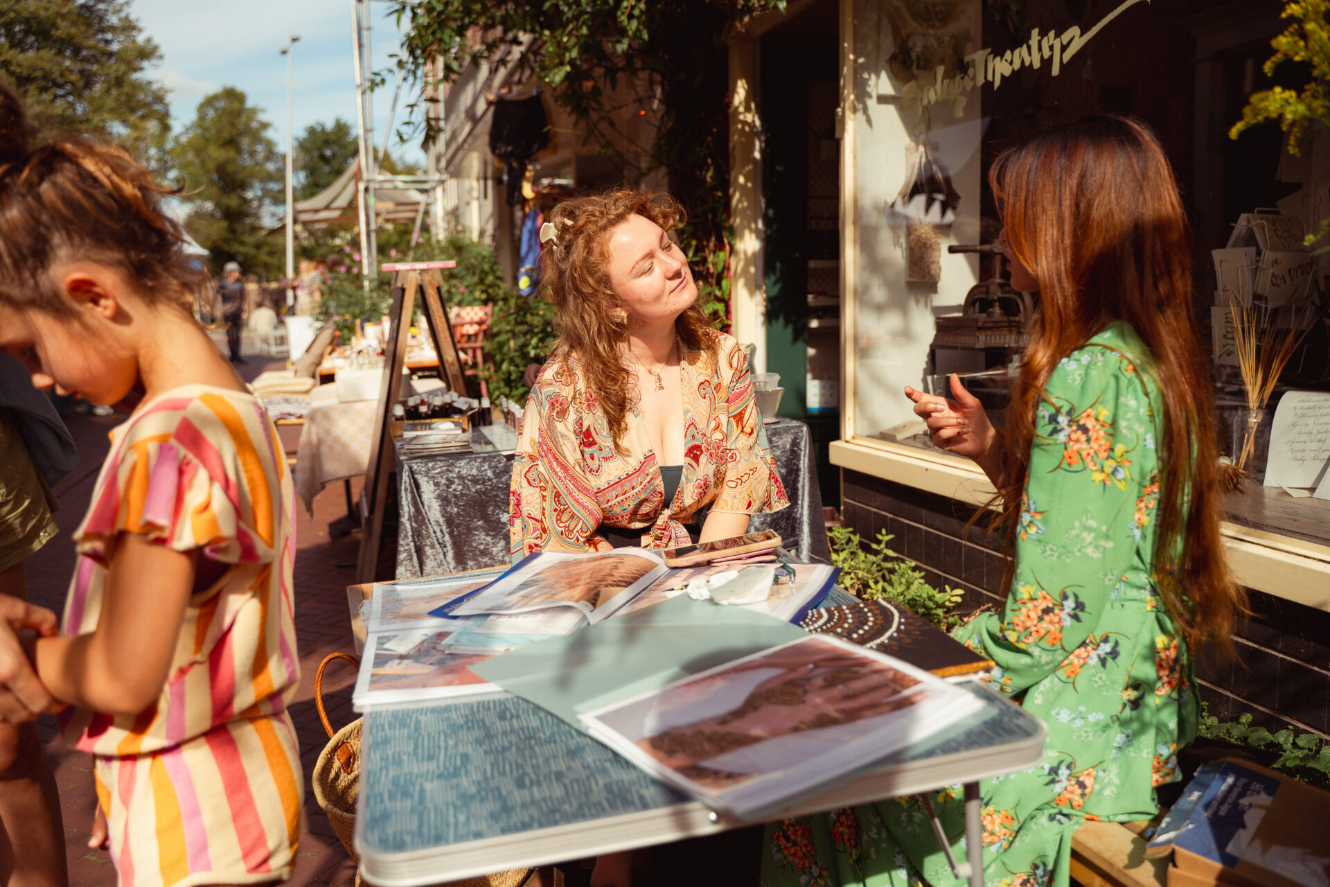 Pratende vrouwen in de zon op de Boerenmarkt in de Vijzelstraat