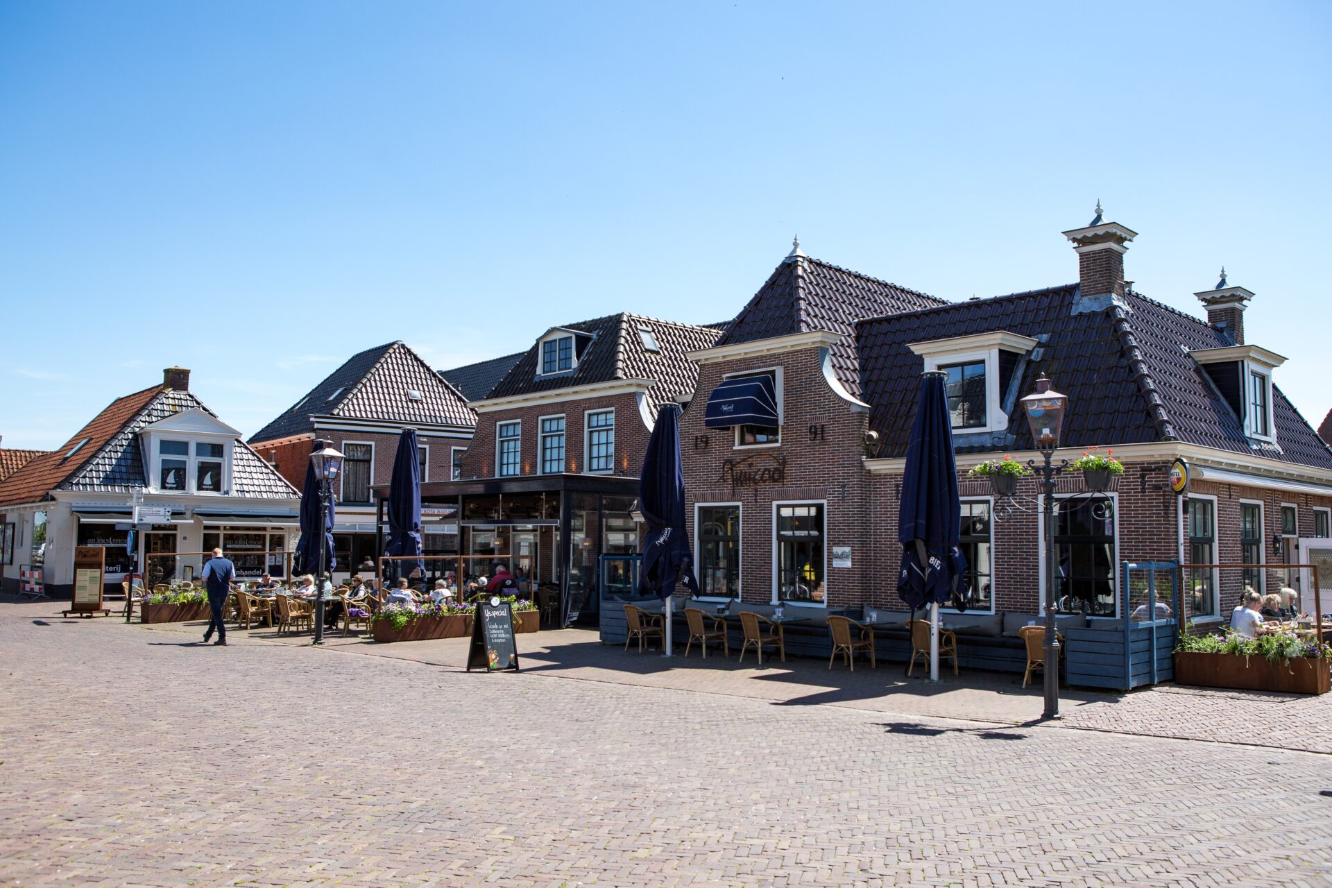 Het centrum van Grou onder een blauwe lucht, merk fryslan
