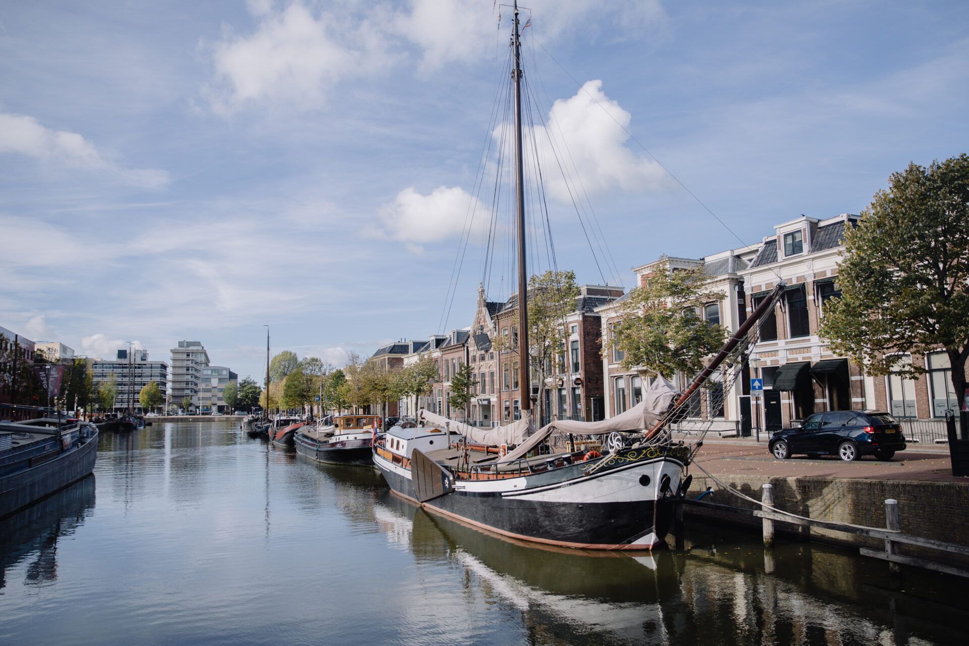 Grachten binnenstad in Leeuwarden met veel grote boten