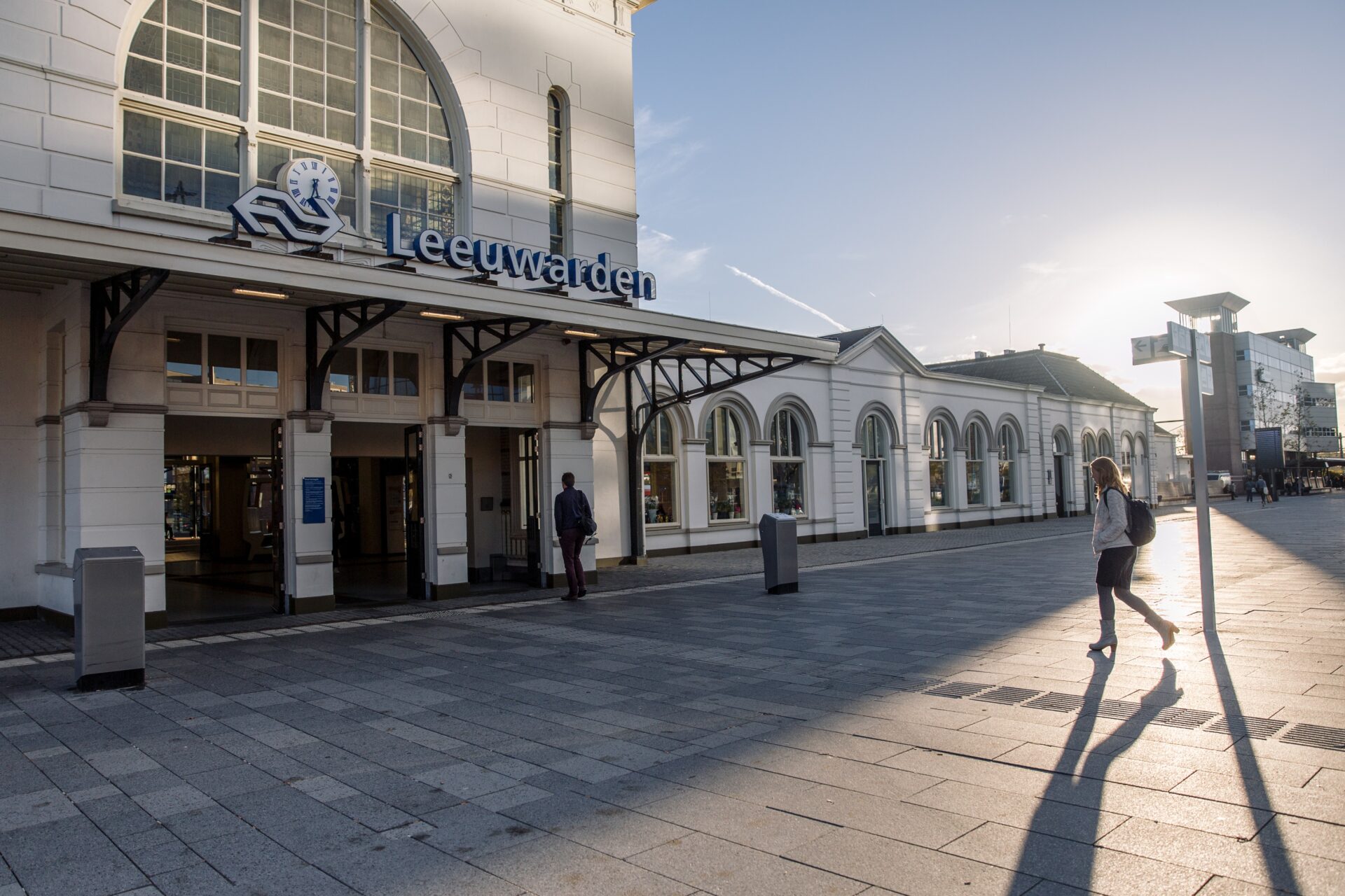 Ondergaande zon boven het station in Leeuwarden