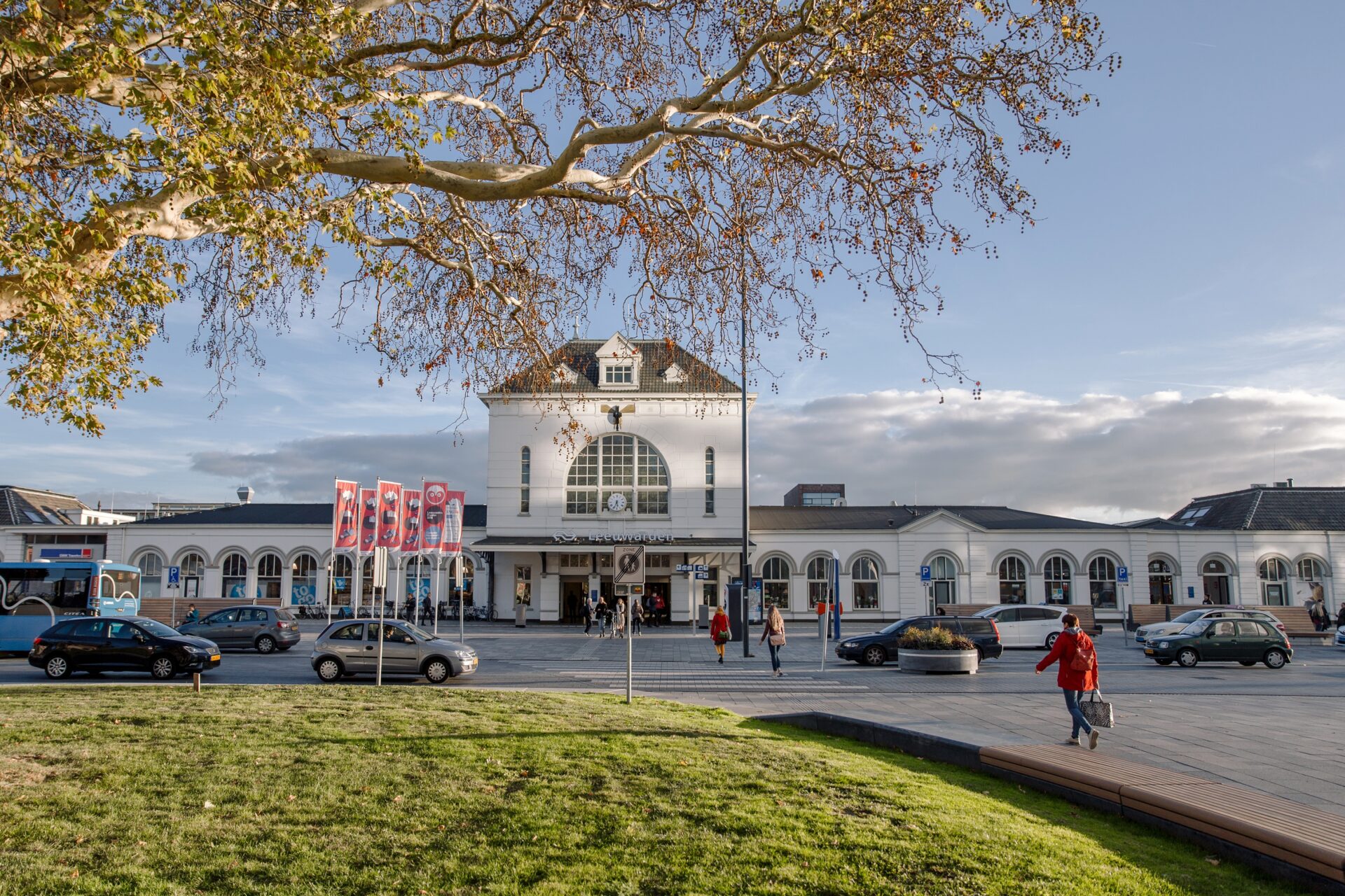 Vooraanzicht van het station in Leeuwarden