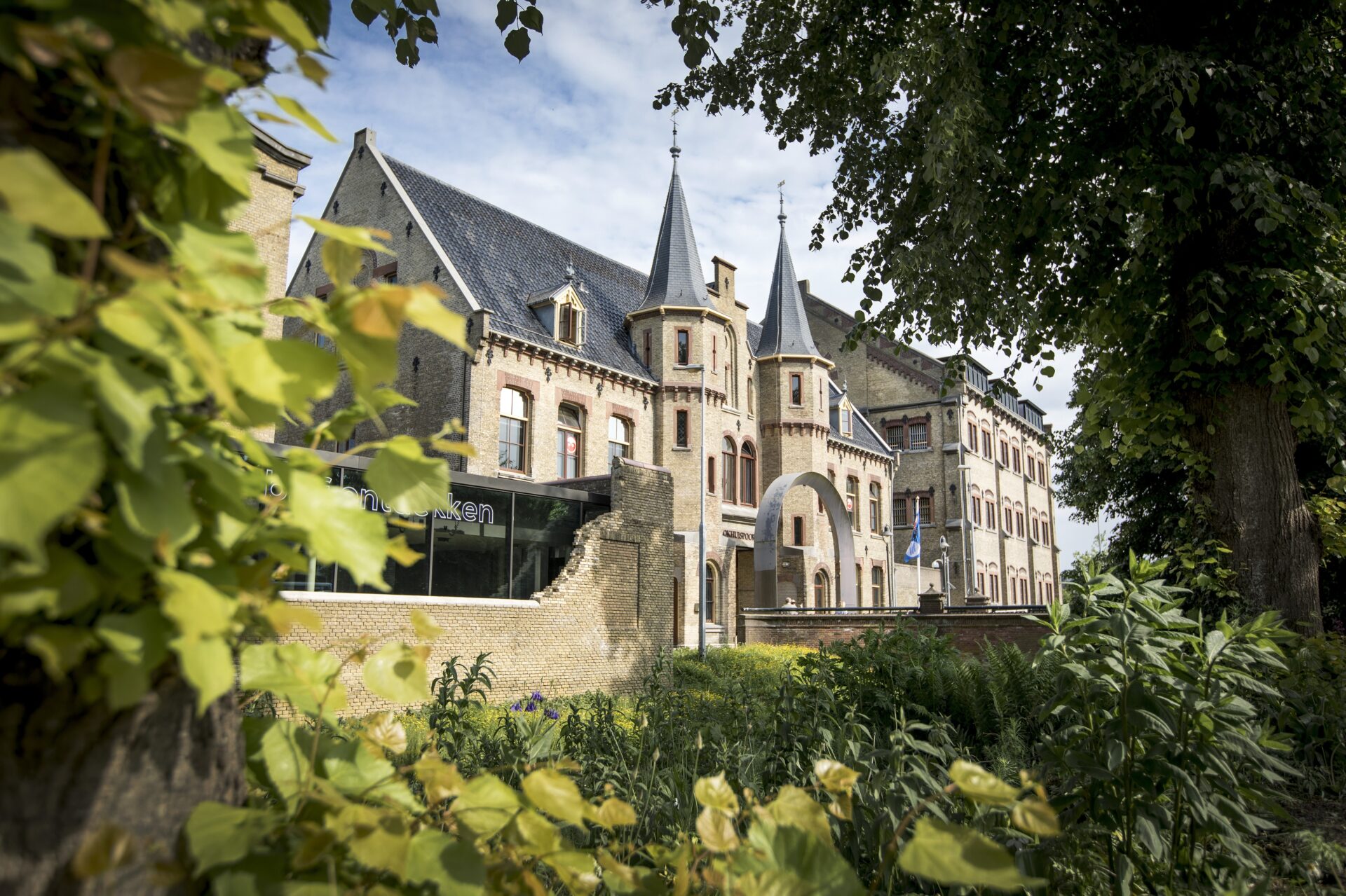 Vooraanzivht van de Blokhuispport in Leeuwarden