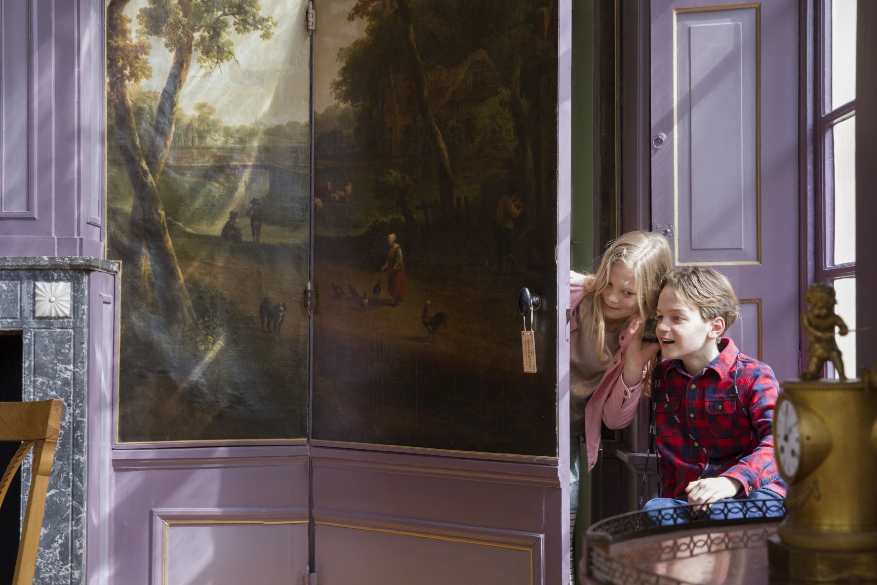 Twee kinderen spelen in het museumhuis van Eysinga