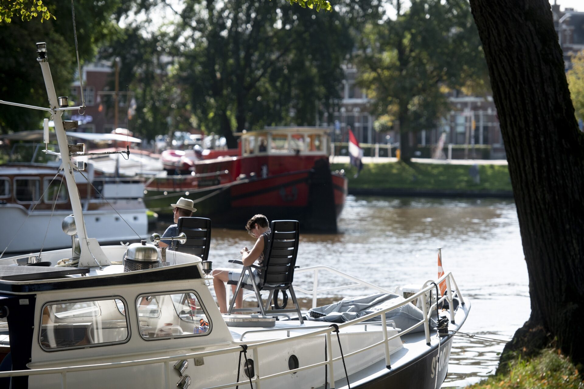 Een aangemeerd bootje in de Prinsentuin in Leeuwarden