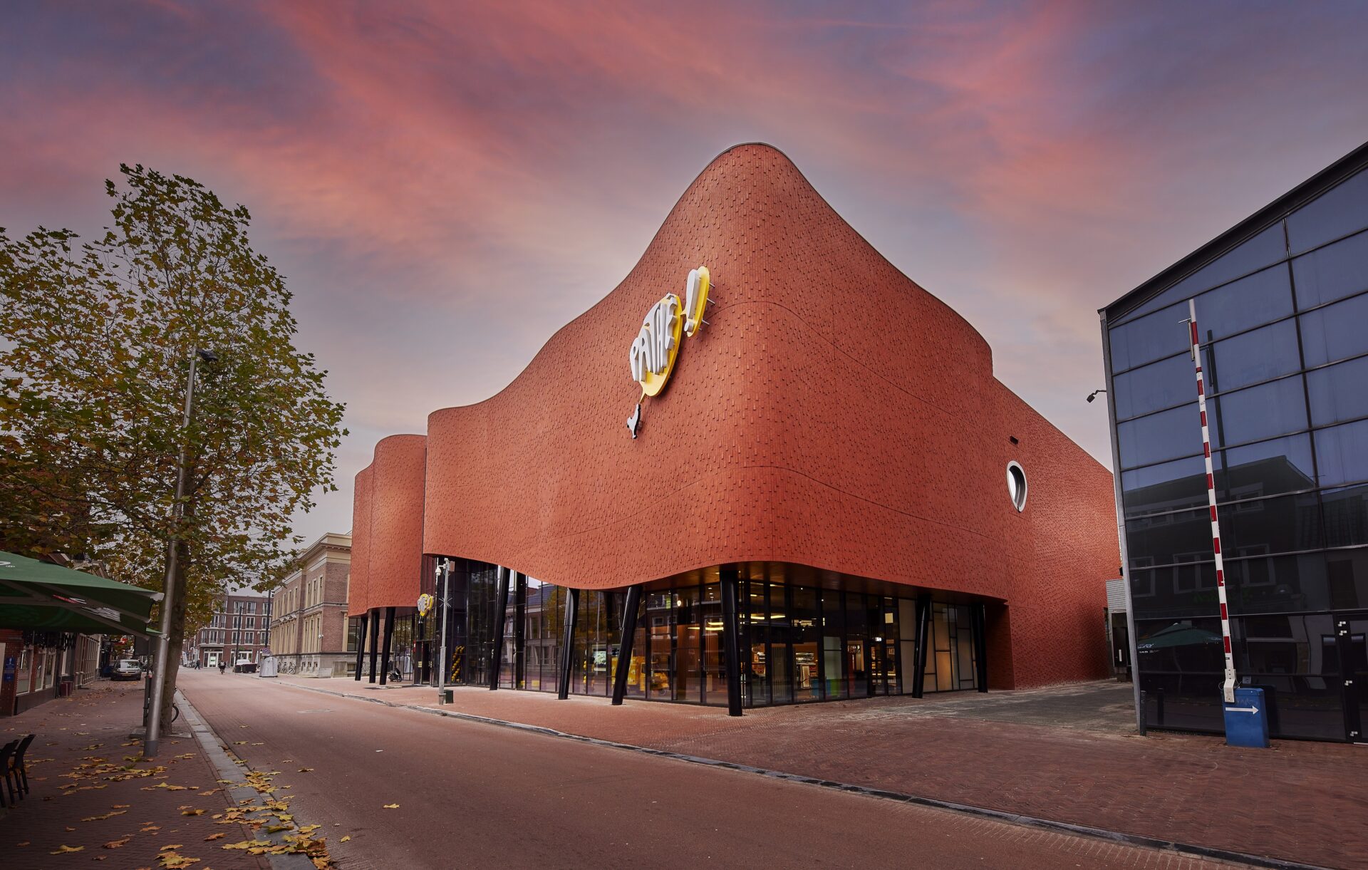 Vooraanzicht van Bioscoop Pathé in Leeuwarden.