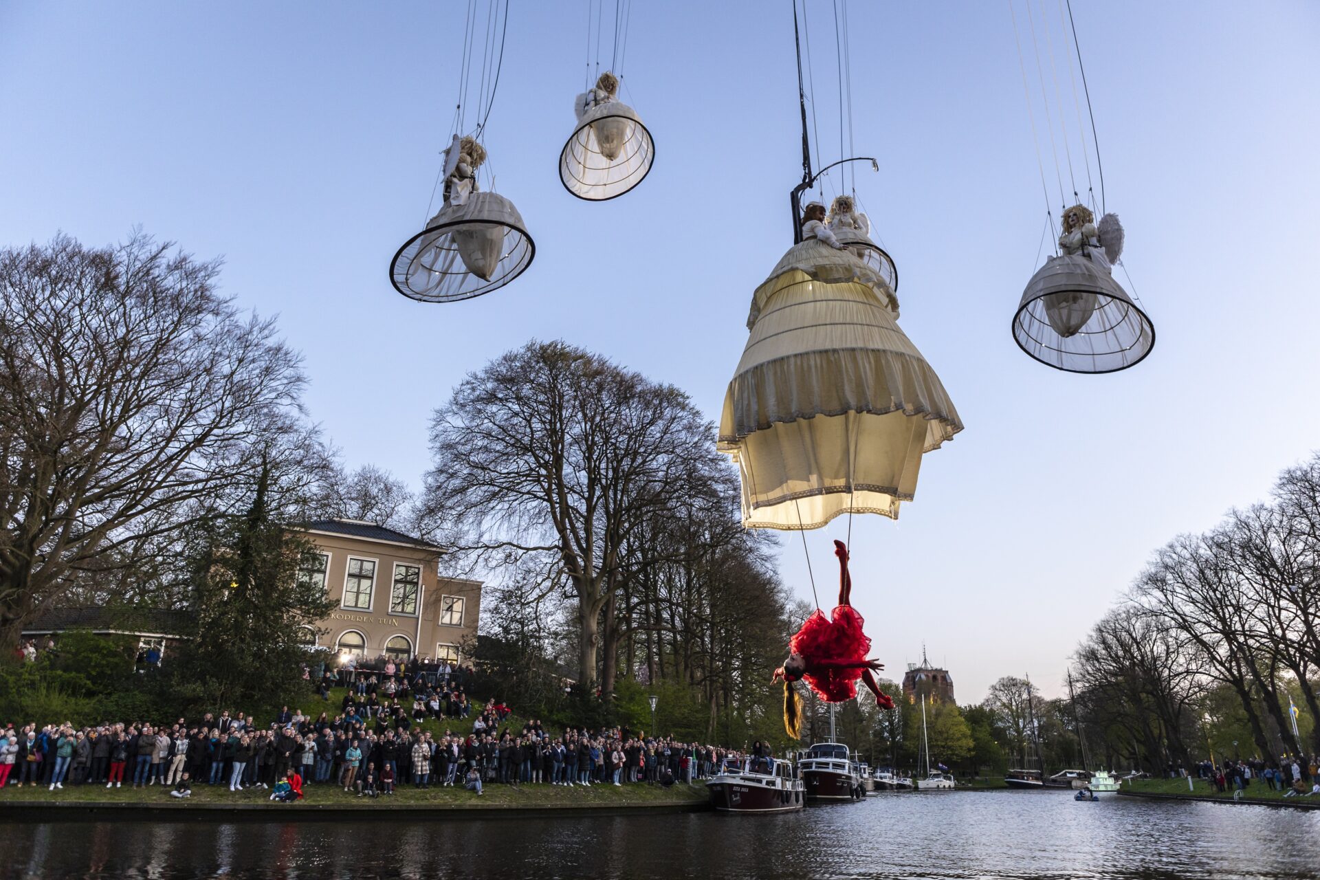Een theaterspektakel boven het water van de prinsentuin in Leeuwarden