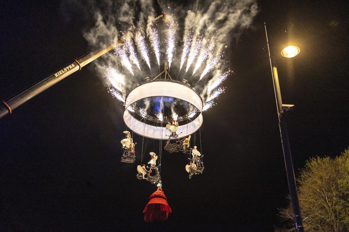 Dansers in een vliegende carrousel tijdens Theater Tol