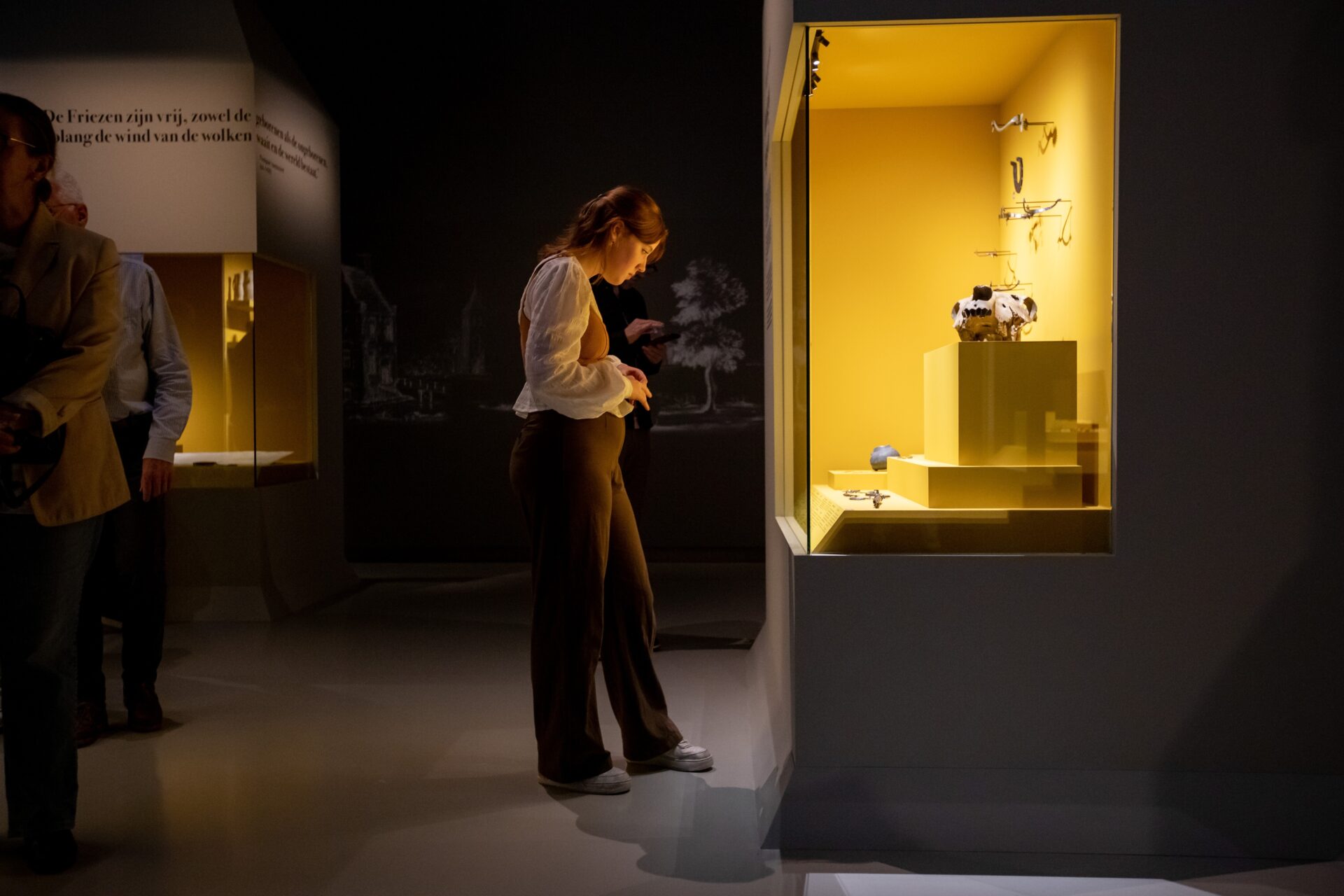Een persoon in het Fries Museum tijdens de Expositie Vrijheid, Vetes, Vagevuur
