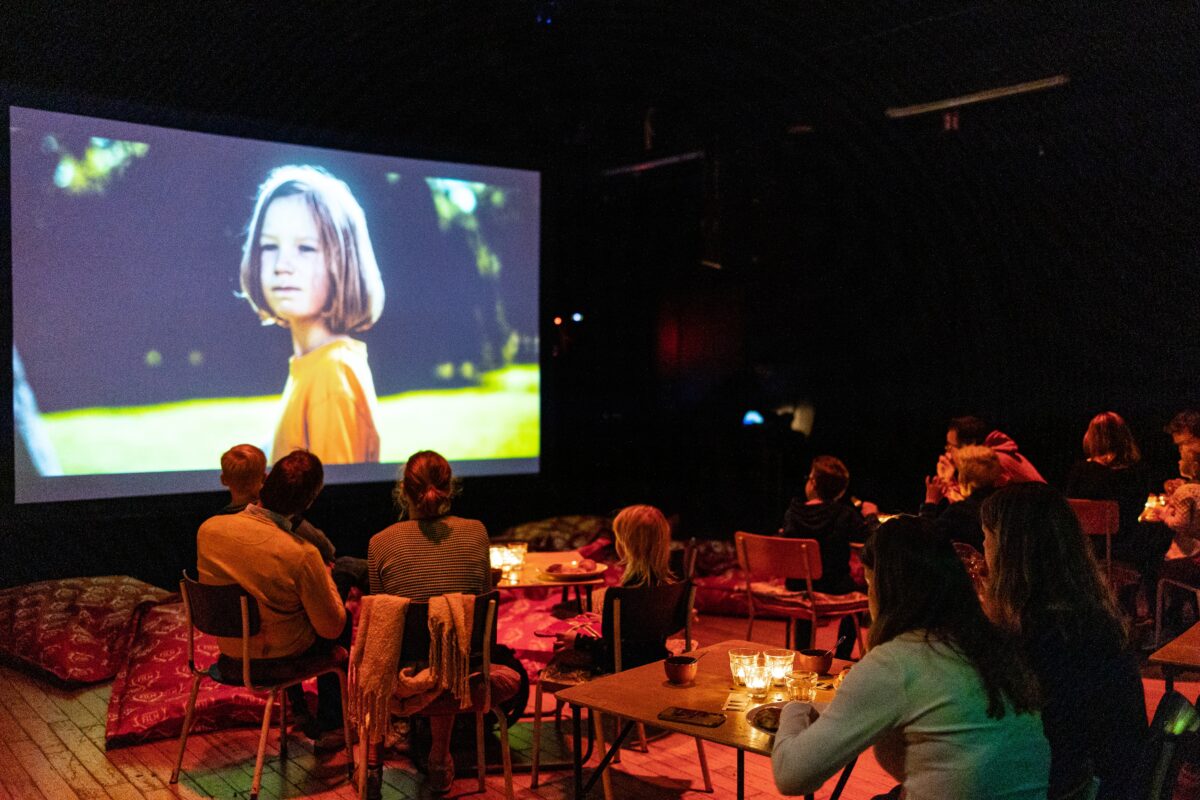 Een filmvoorstelling in een kleine en gezellige ruimte