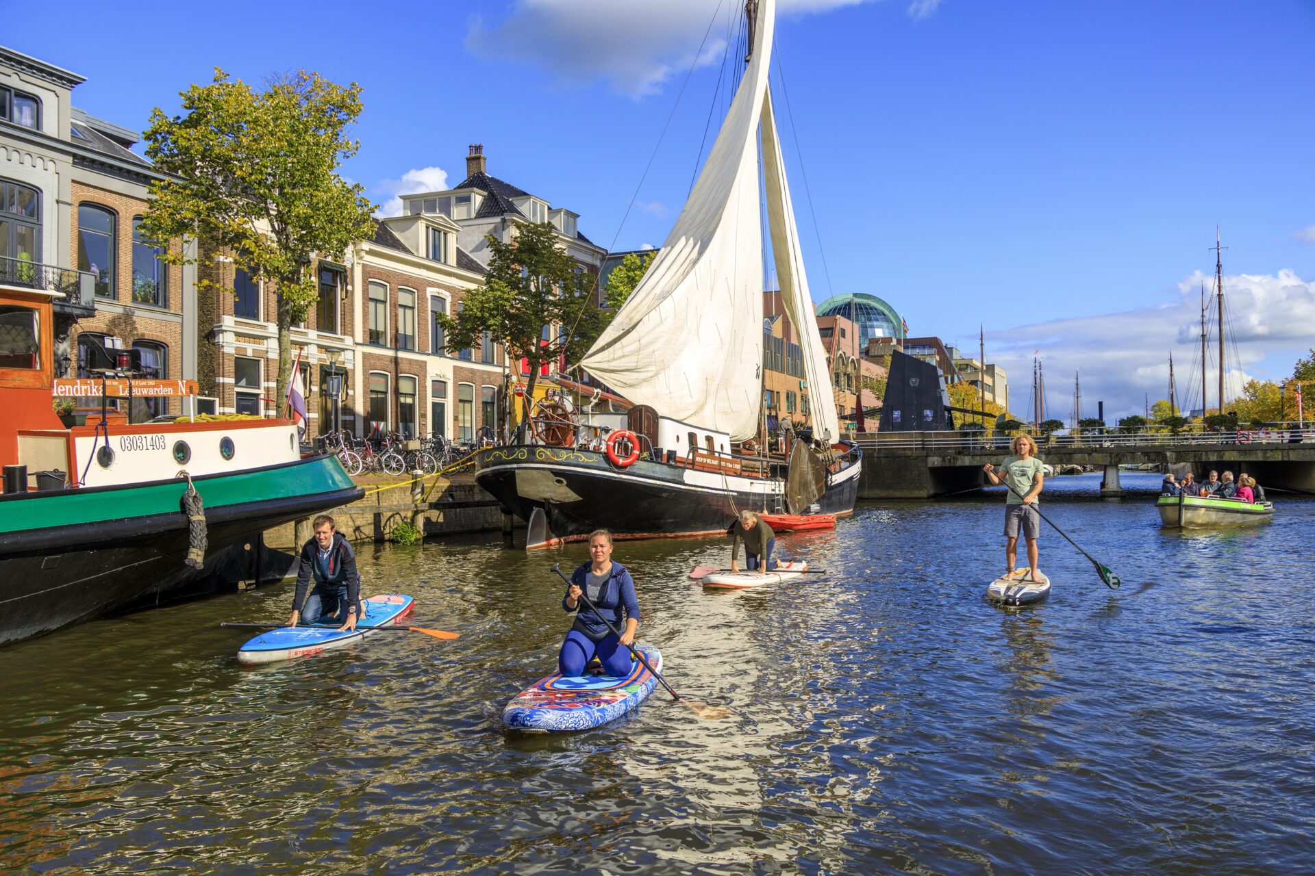 Een groepje suppers op de grachten van Leeuwarden