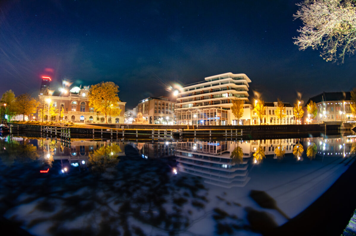 Zuidergracht Leeuwarden in de avond. Lichte branden en je ziet het nieuwe Amicitia en de Rijksuniversiteit Groningen Fryslân Campus / Beursgebouw.