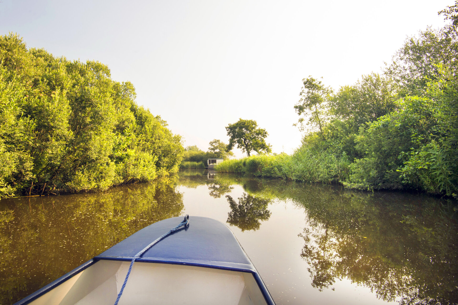 Vaarroute. Varen met de boot in de Alde Feanen bij Earnewald.