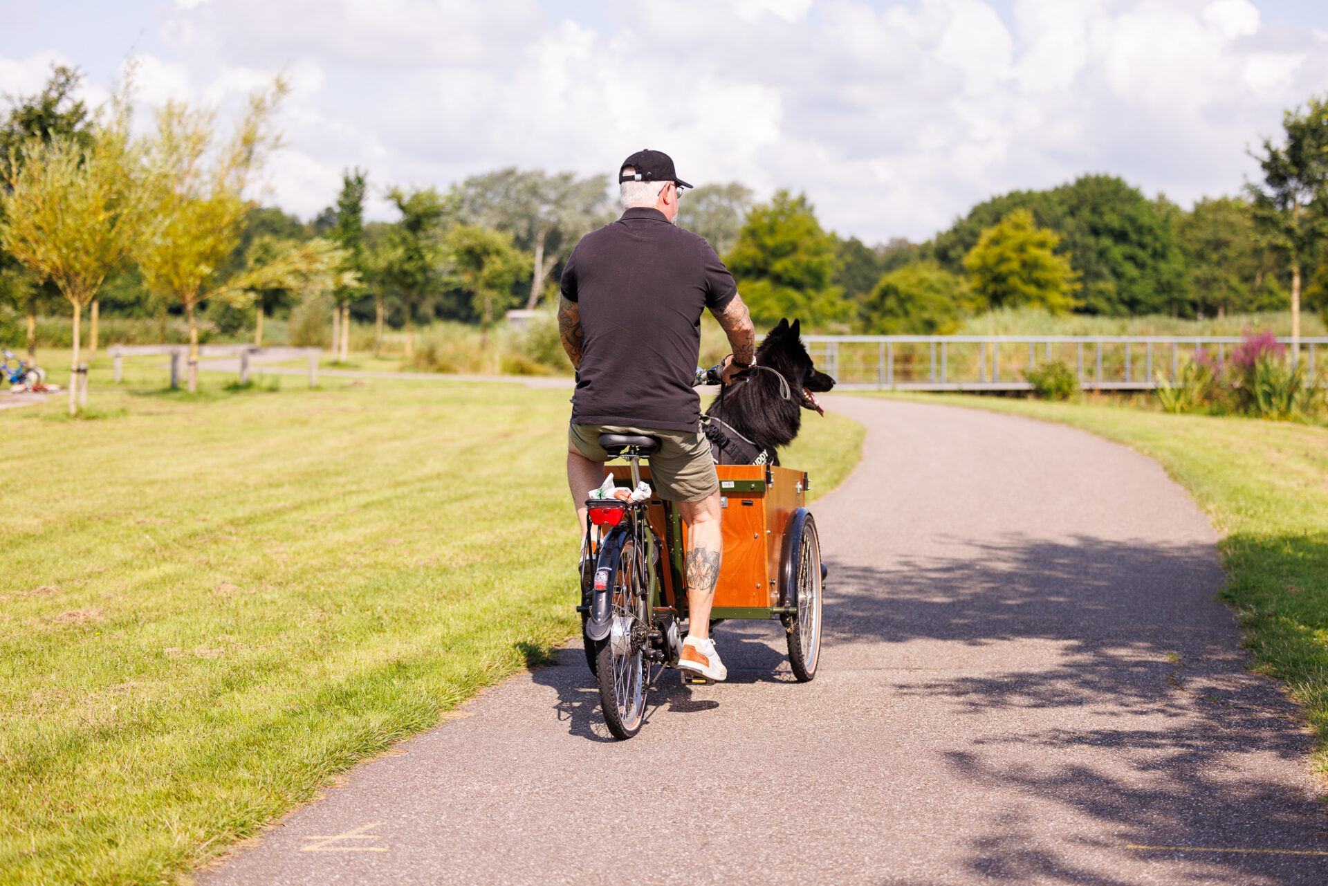 Man met hond in bakfiets in recreatiegebied de Kleine Wielen / De Groene Ster