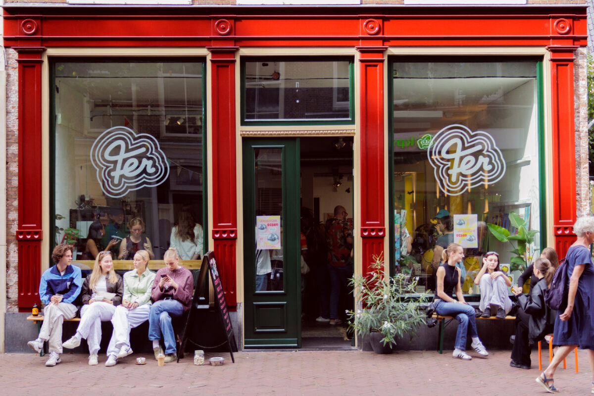 De voorgevel van Fer Koffie