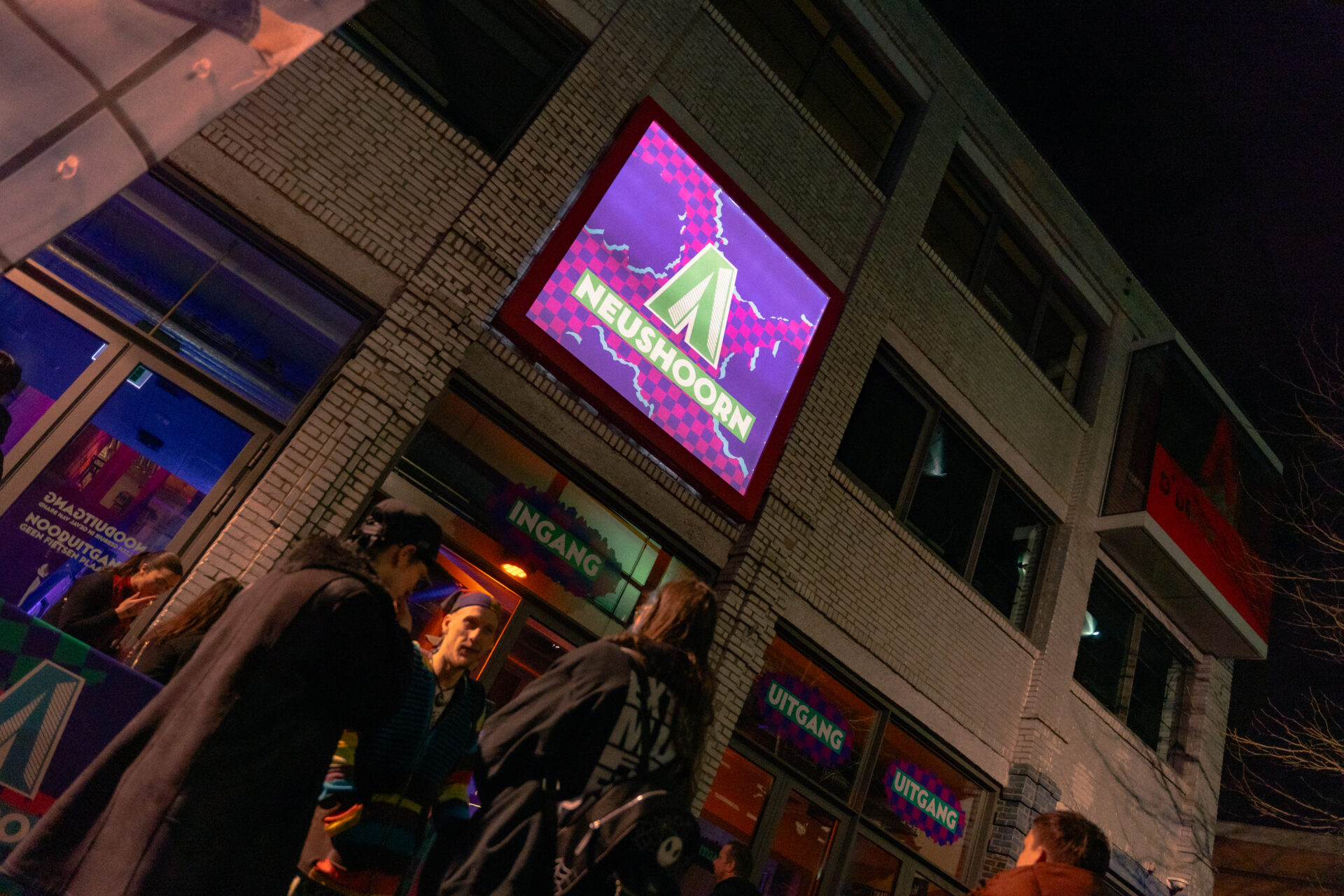 Wachtende mensen voor de ingang van poppodium Neushoorn in Leeuwarden
