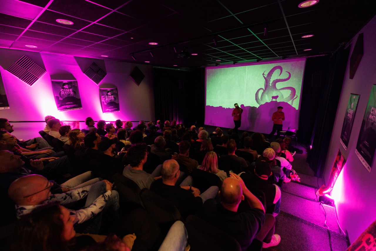 Publiek kijkt naar een arthouse film in filmhuis Slieker tijdens het NFF, Noordelijk Film Festival.