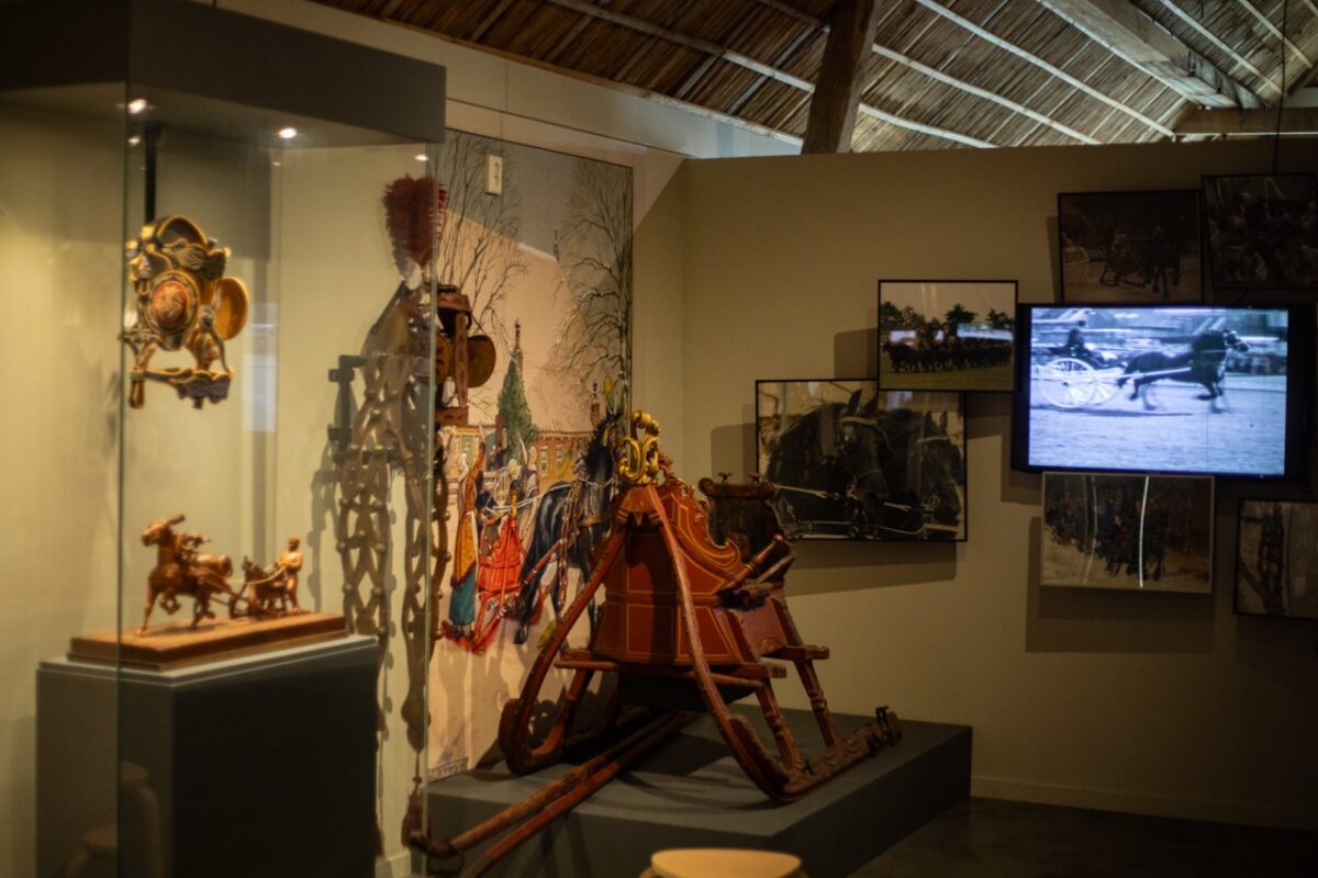 Een oude beschilderde arrenslee in het Fries Landbouwmuseum.