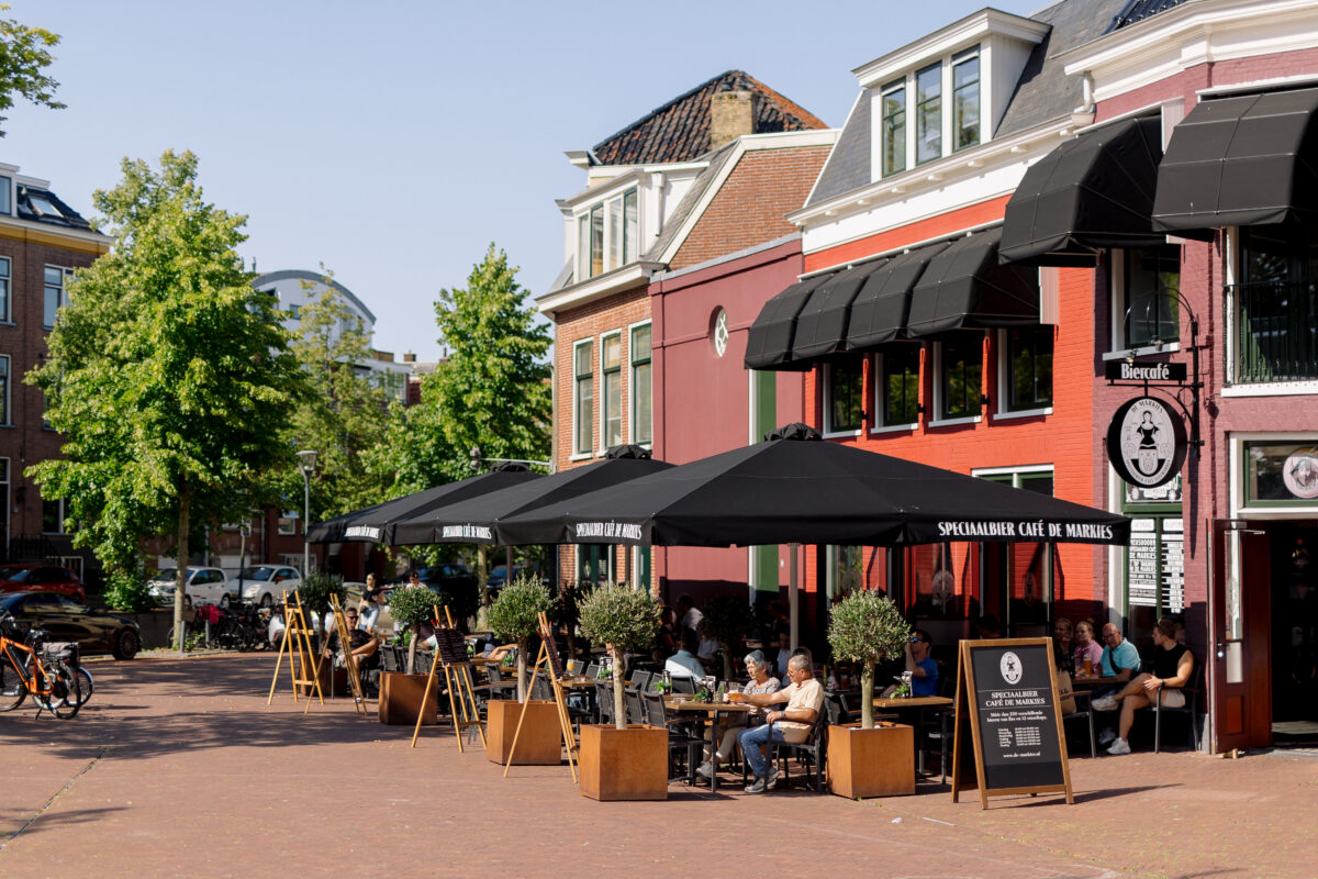Het zonnige terras van Speciaalbiercafé de Markies op het Mata Hariplein in Leeuwarden.