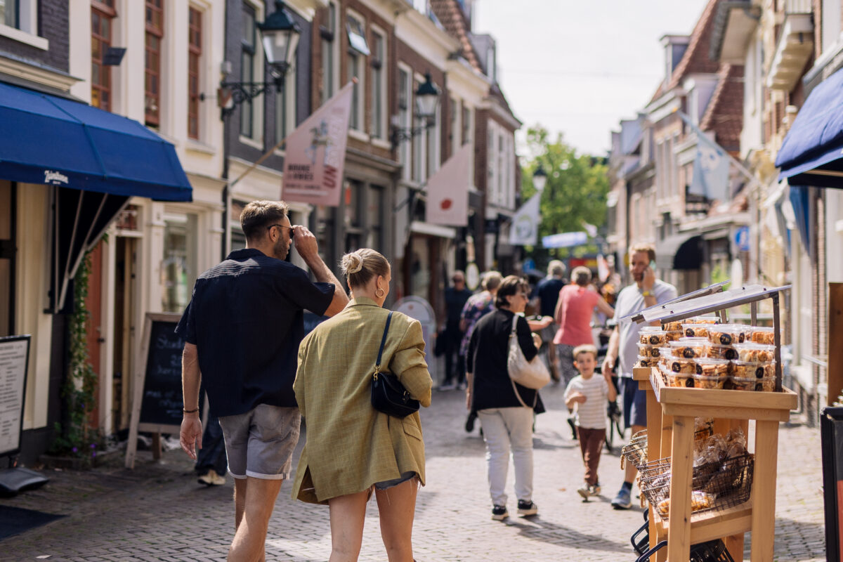 Winkelende mensen in de Kleine Kerkstraat
