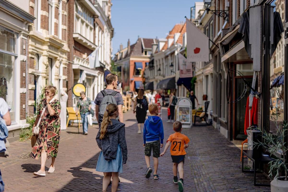 Winkelende mensen in de Kleine Kerkstraat