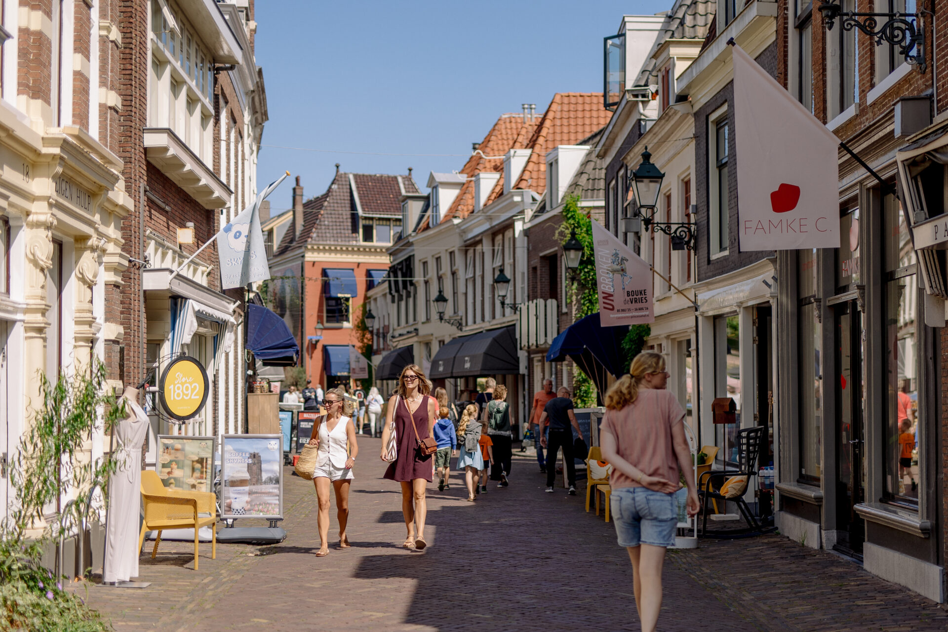 Winkelende mensen in de Kleine Kerkstraat
