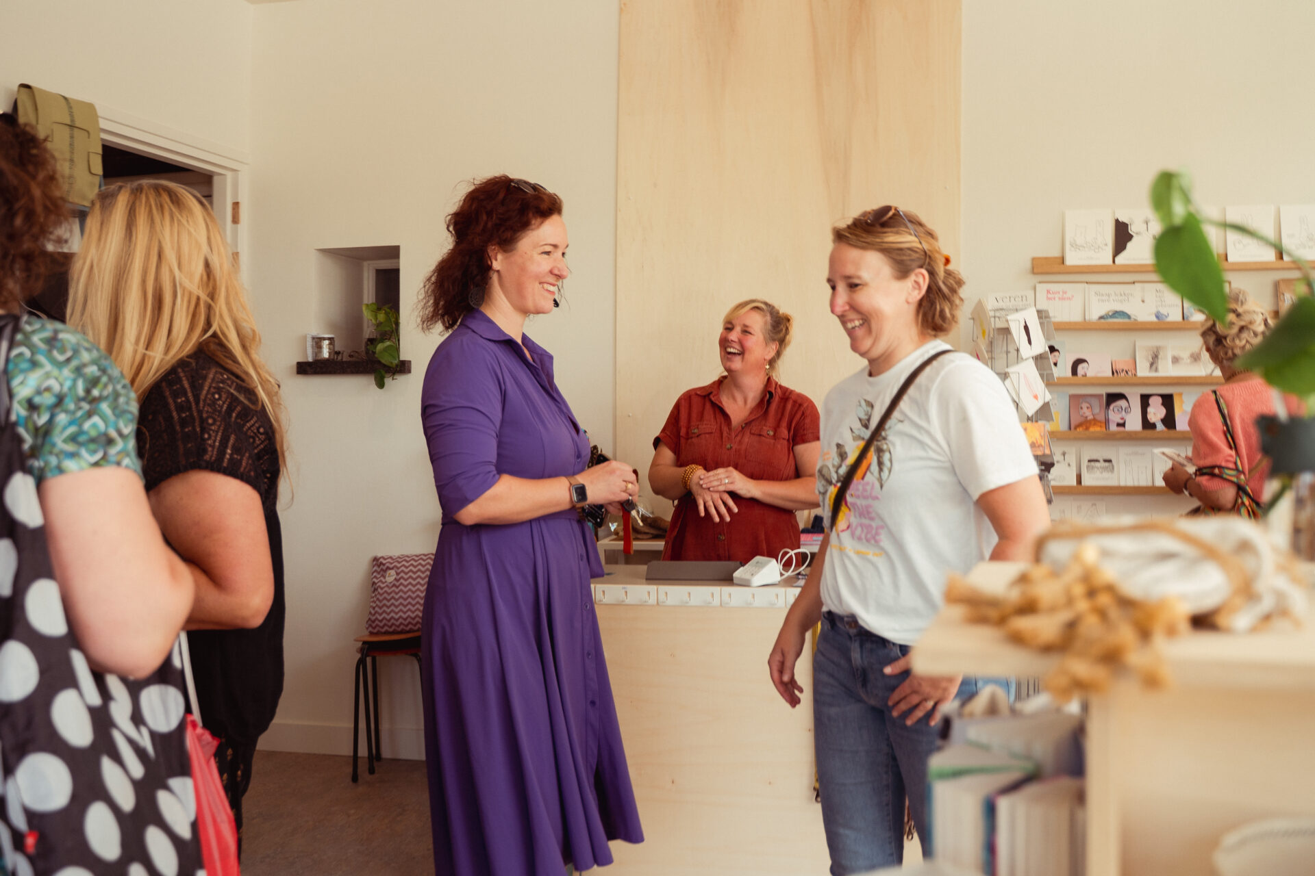 Winkelende vrouwen in de winkel Makers Leeuwarden in de Vijzelstraat