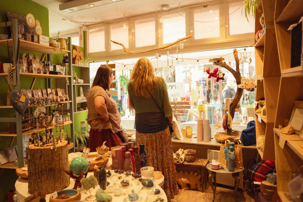 Twee vrouwen staan in de winkel Green&Co naar buiten te kijken in de Vijzelstraat