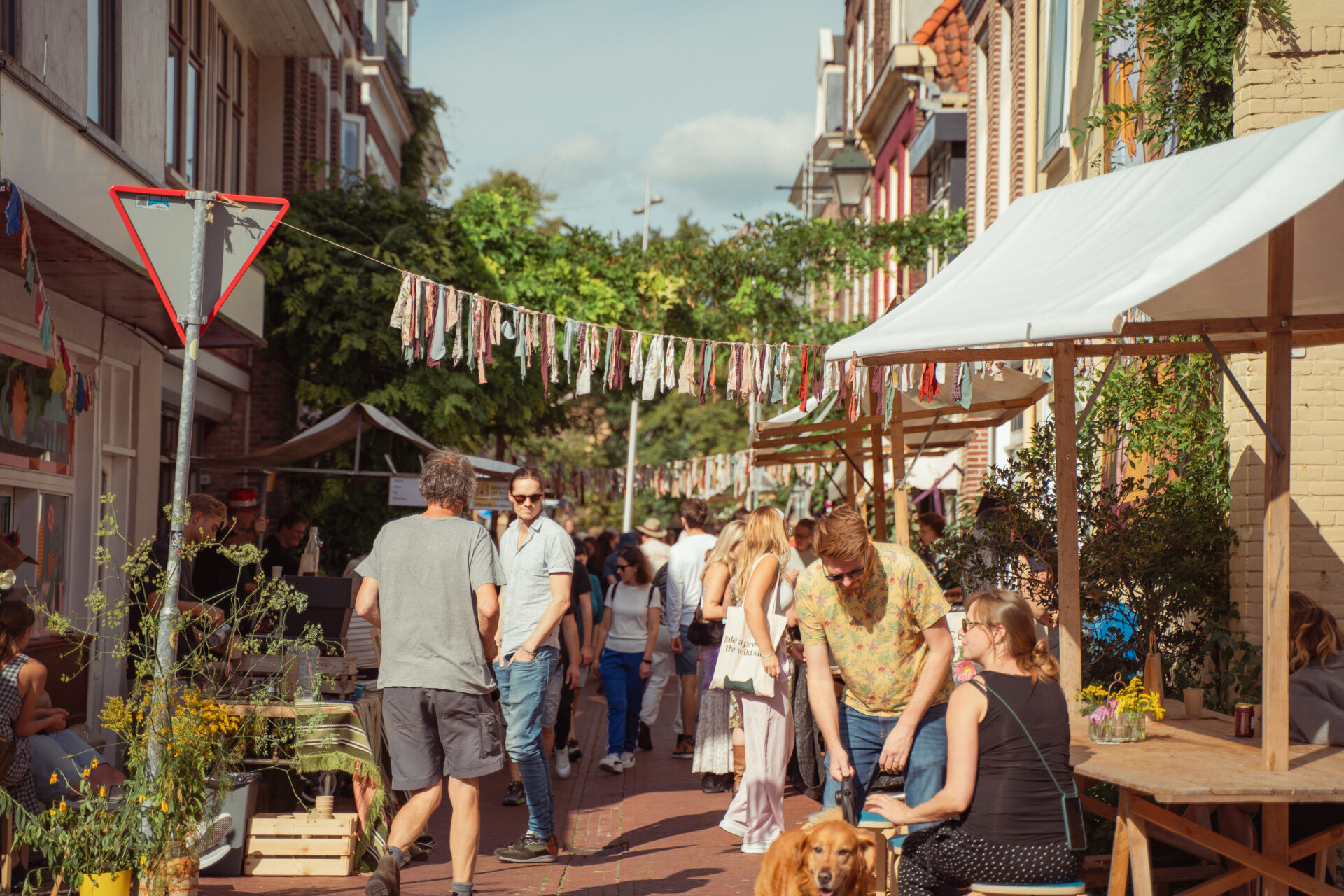Winkelende mensen op de Boerenmarkt in de Vijzelstraat