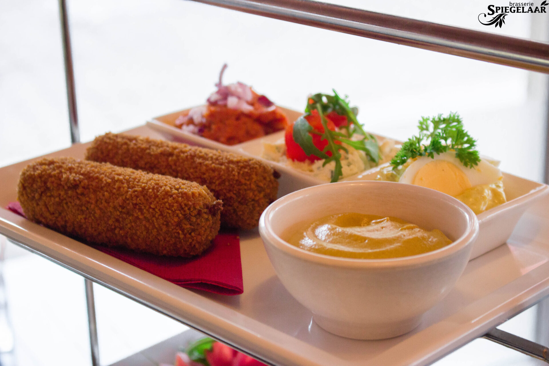 Twee kroketten en wat bijgerechten als lunch bij Brasserie Spiegelaar in Leeuwarden