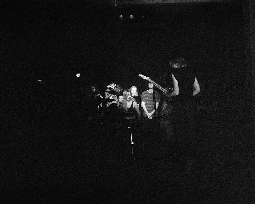 Zwart wit foto van een optreden in de Beatriks in Leeuwarden