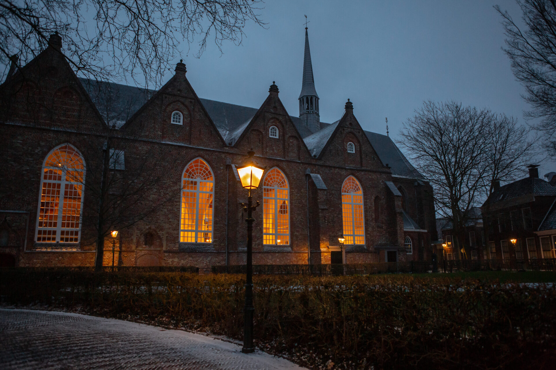 De Grote / Jacobijner Kerk in de vroege avond in de sneeuw